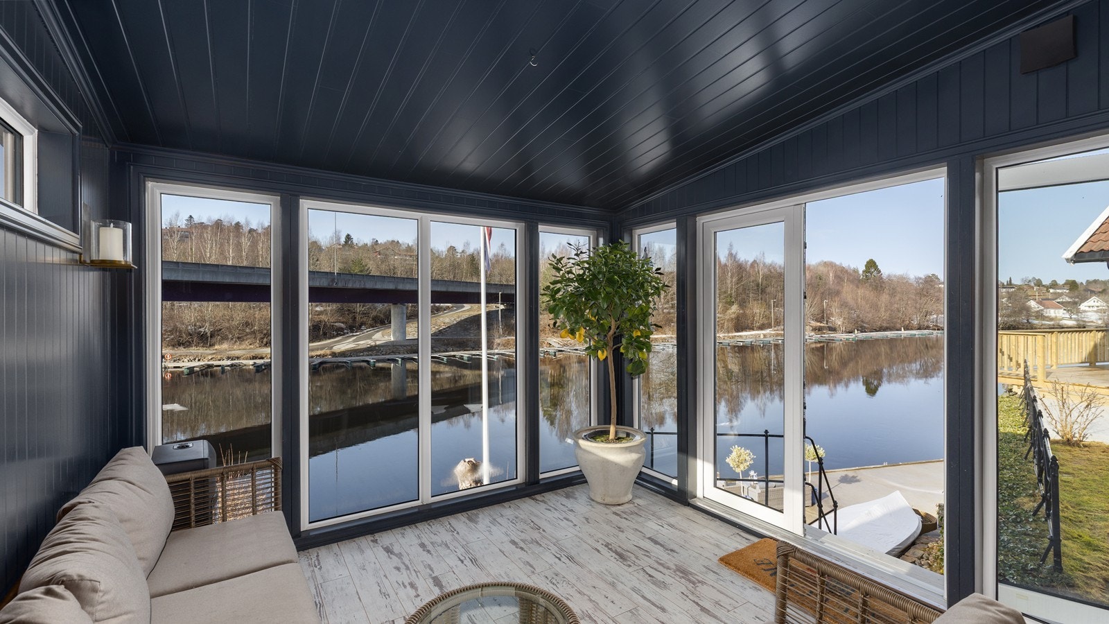 Annekstet har store vindusflater og foldedører som gir godt med lys Galleribilde