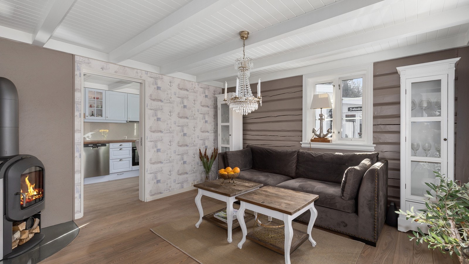 Det er mulig å skille kjøkken og stue med skyvedører Galleribilde