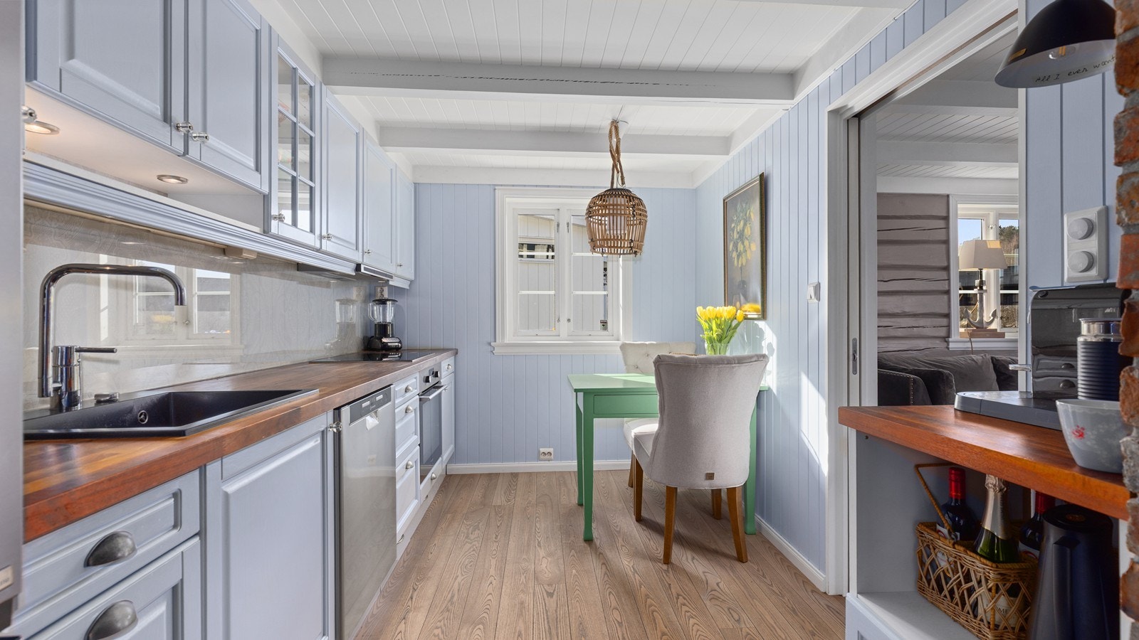 På kjøkkenet er det plass til hyggelig frokostbord Galleribilde