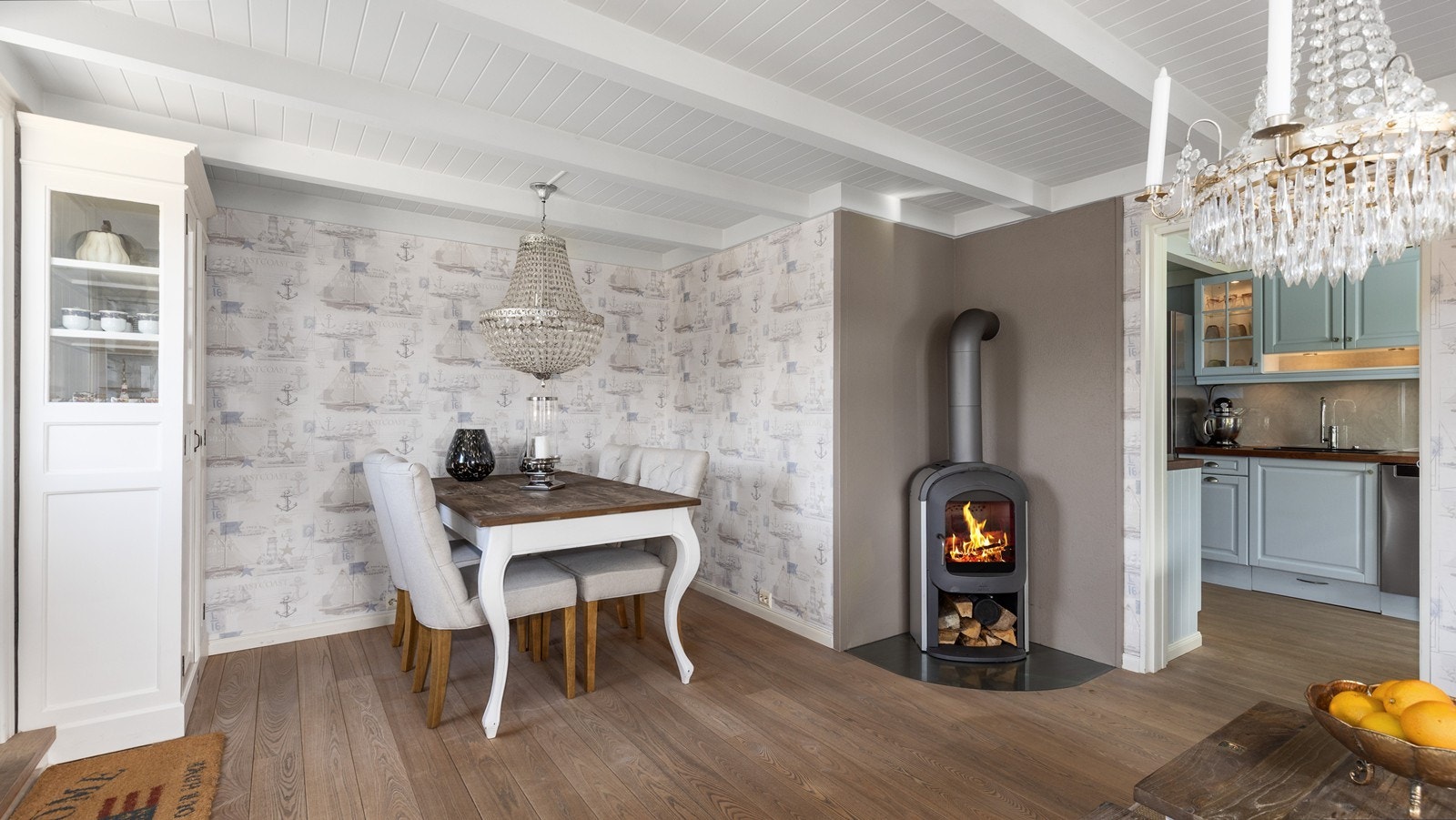 I stuen er det plass til spisegruppe og sofa med øvrig møblement Galleribilde