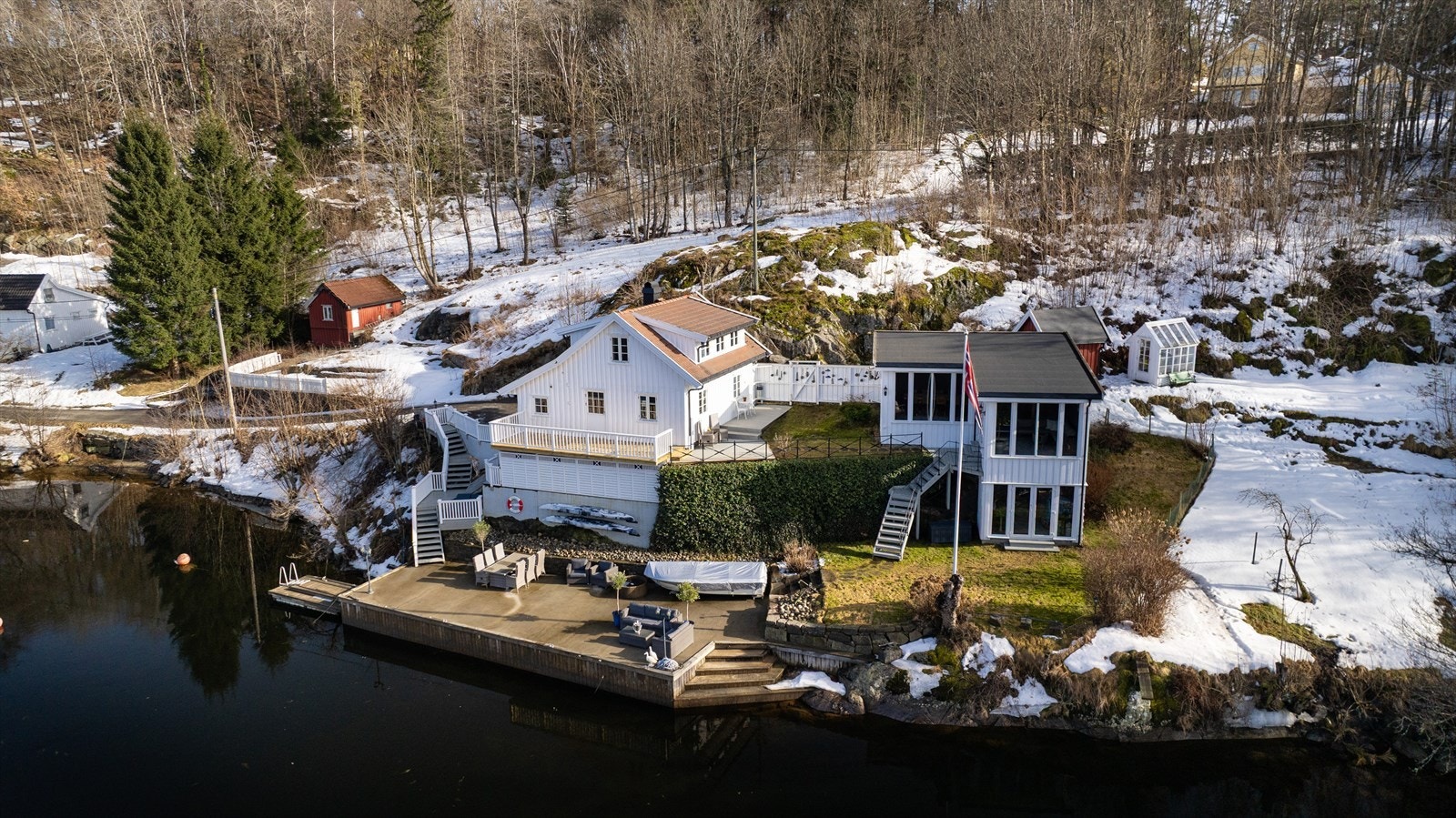 Kristoffer Eastwood i Nordvik presenterer Bomsholmen 10! Foto: Fokus foto. Gjerde redigert hvitt i bilde. Galleribilde