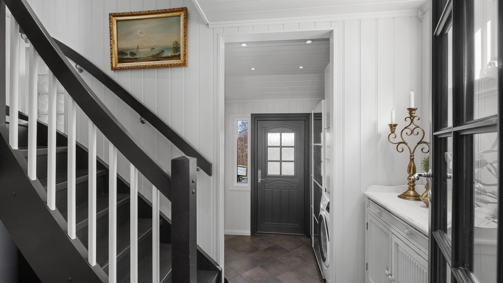 Lys, sjarmerende og flislagt entré Galleribilde