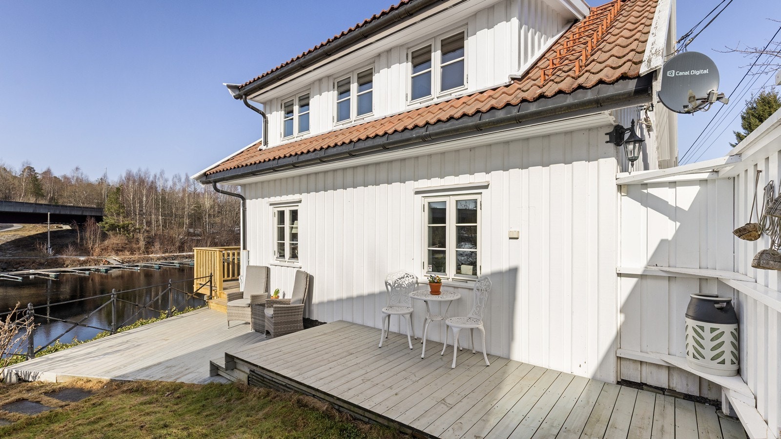 Mellom huset og annekset er det et hyggelig og skjermet hage Galleribilde