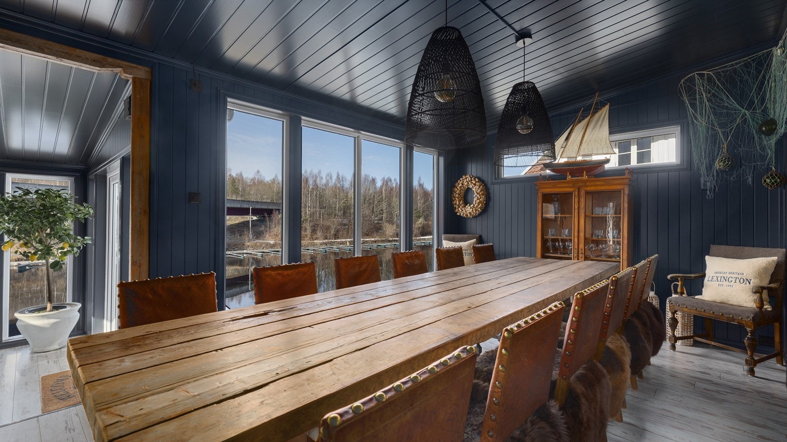 God plass til stort spisebord for hyggelige sammenkomster Galleribilde