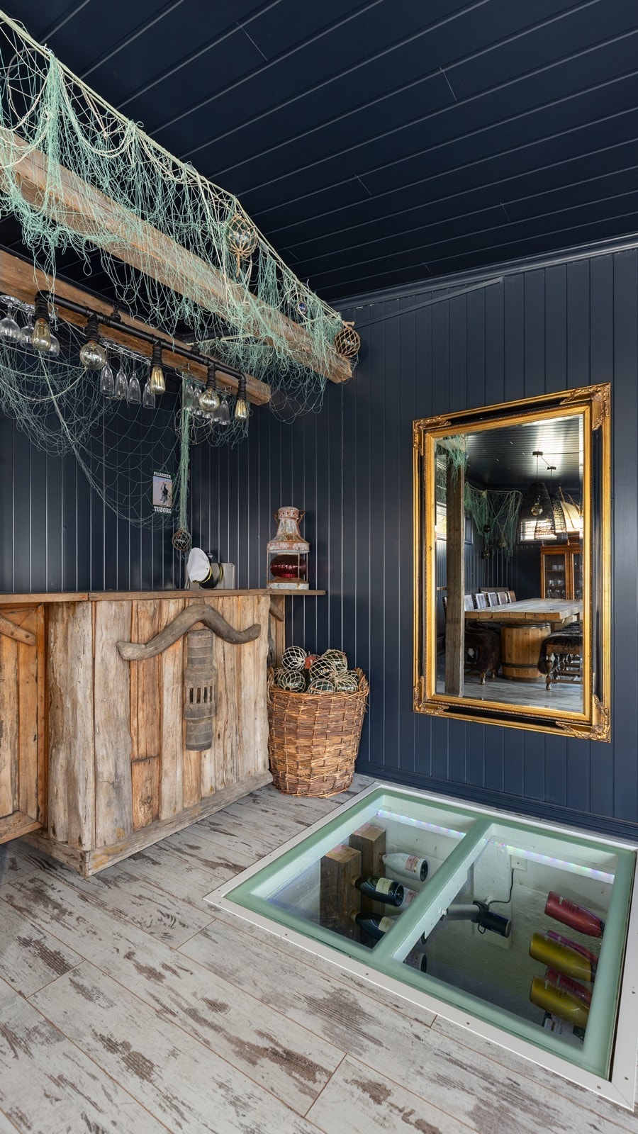 Stilig vinkjeller nedfelt i gulvet Galleribilde