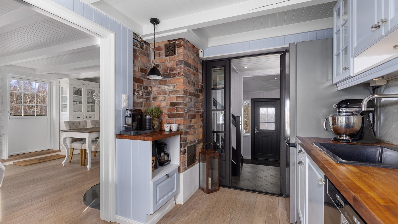 Huset har sjarmerende detlajer med tegnlstein, eksponerte takbjelker og profilert kjøkken i farge som passer miljøet Galleribilde