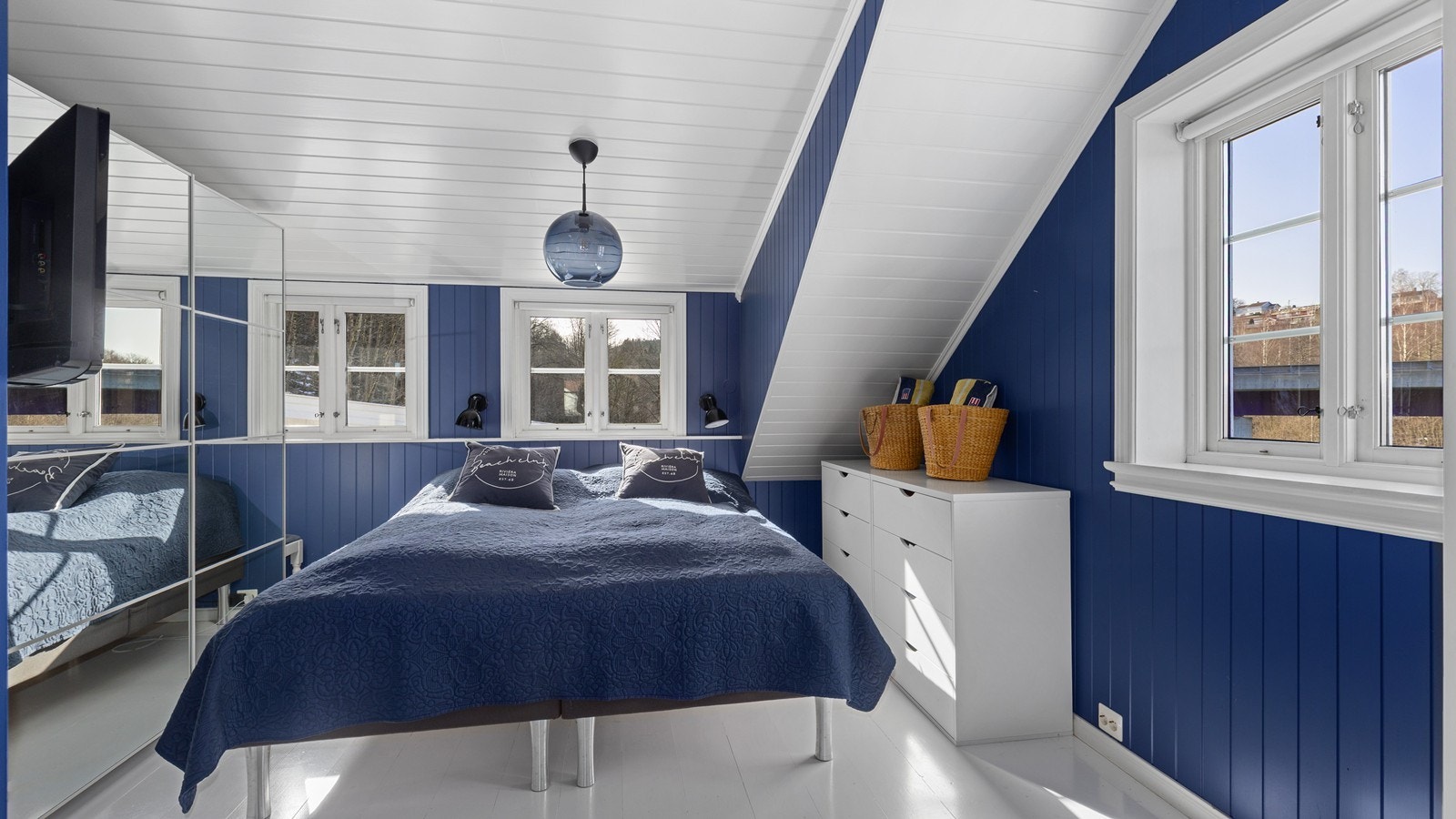 Hovedsoverommet har også mye naturlig lys og plass til seng og garderobe Galleribilde