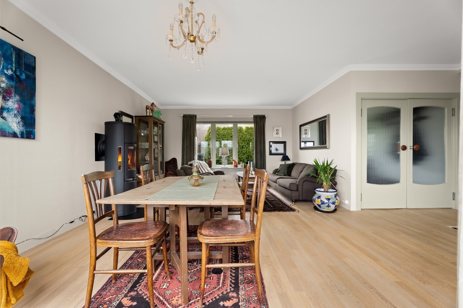 Spisestuen har god plass til langbord for sosiale sammenkomster. Galleribilde