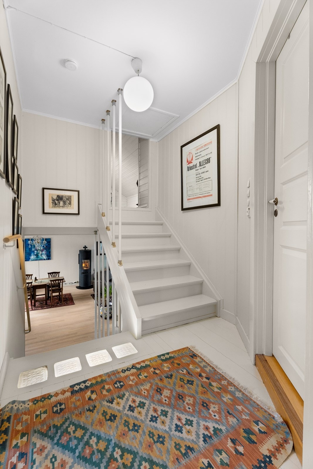 Trappen leder opp til andre etasje, som inneholder soveromsavdelingen og bad. Galleribilde