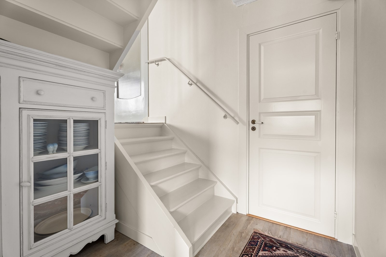 Trapp ned til underetasjen, som inneholder vaskerom, toalett og boder. Galleribilde