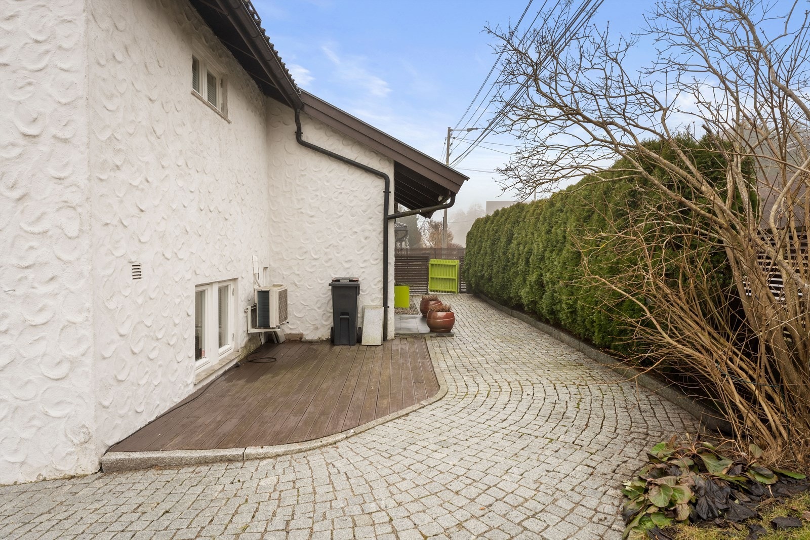 Gårdsplassen er belagt med belegningsstein og fører frem til inngangspartiet. Galleribilde