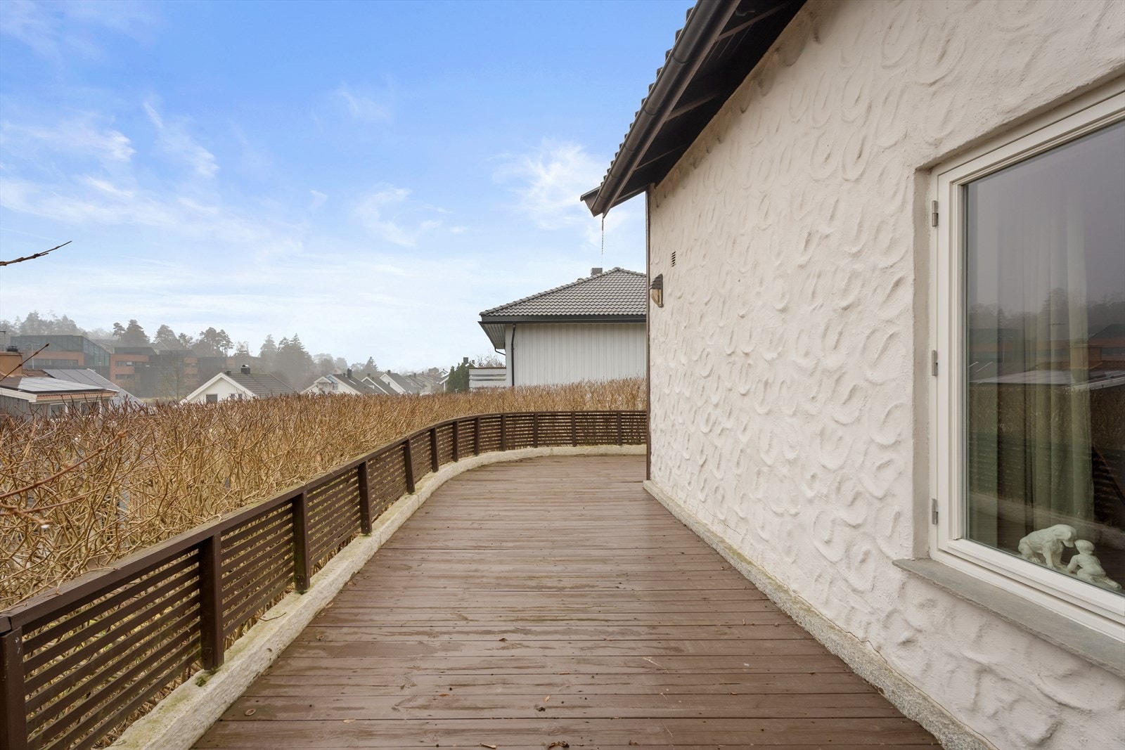 Terrassen strekker seg langs store deler av fasaden mot sørøst. Galleribilde