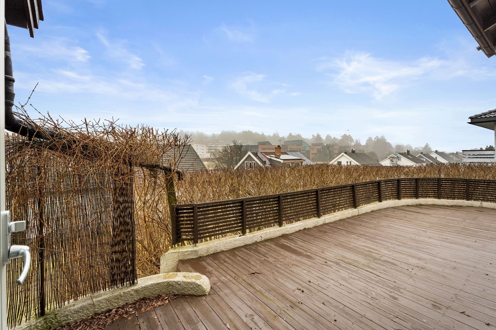 Den store terrassen på 37 m² er et herlig uterom med god plass til utemøbler og beplantning. Galleribilde