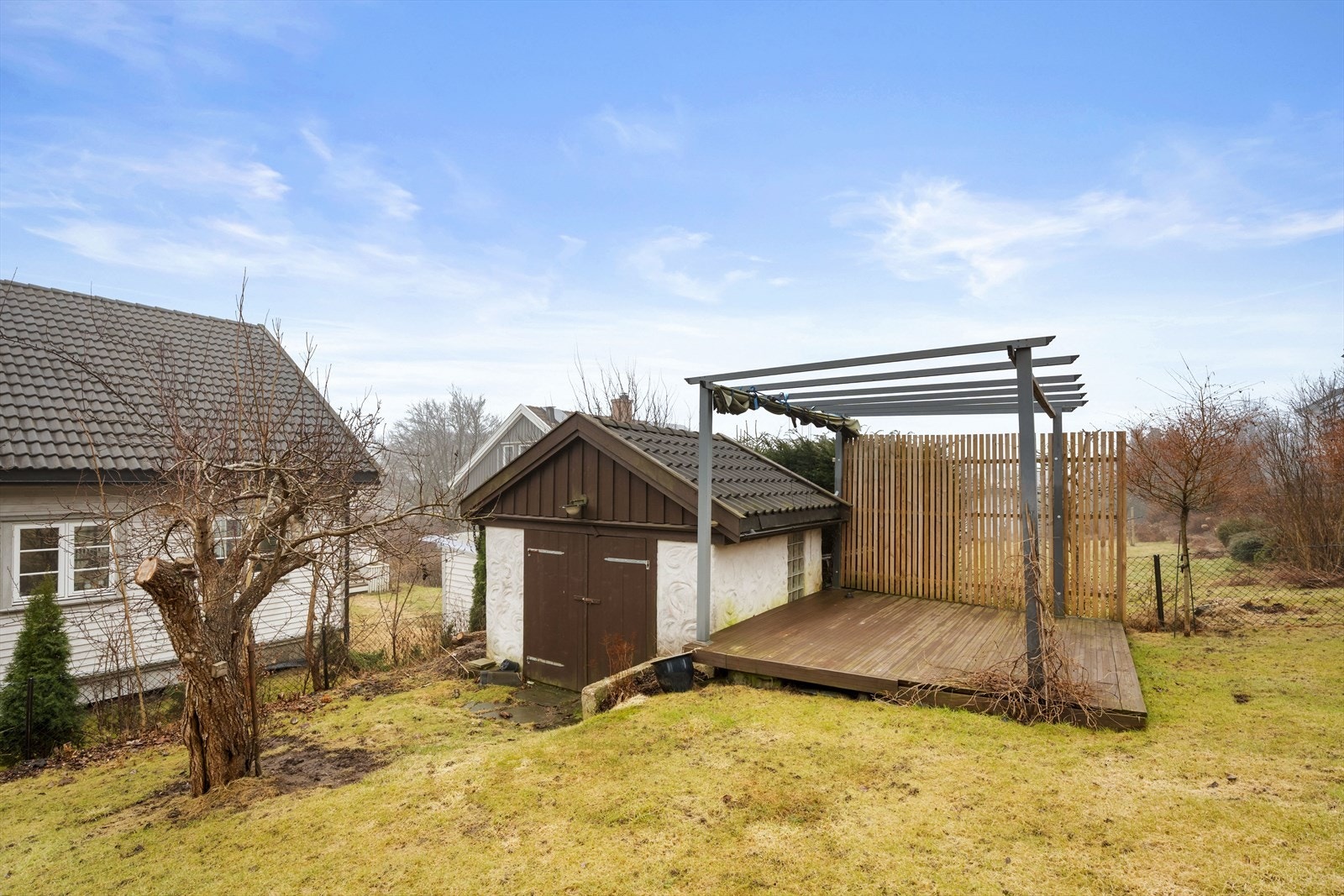 På tomten står også en frittstående bod på ca. 12 m² for ekstra lagring. Galleribilde