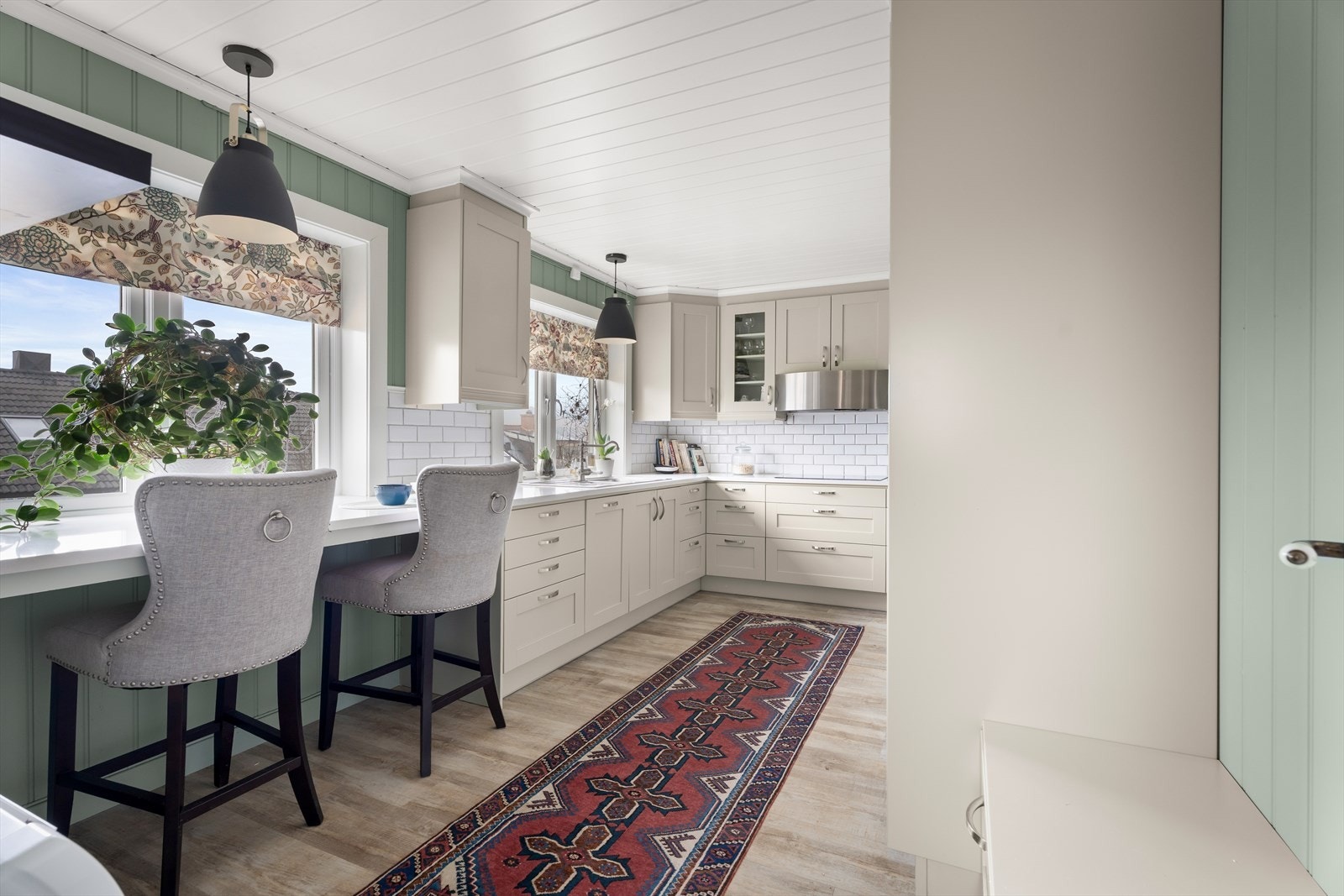 En praktisk barløsning ved vinduet gir en hyggelig spiseplass for raske måltider. Galleribilde