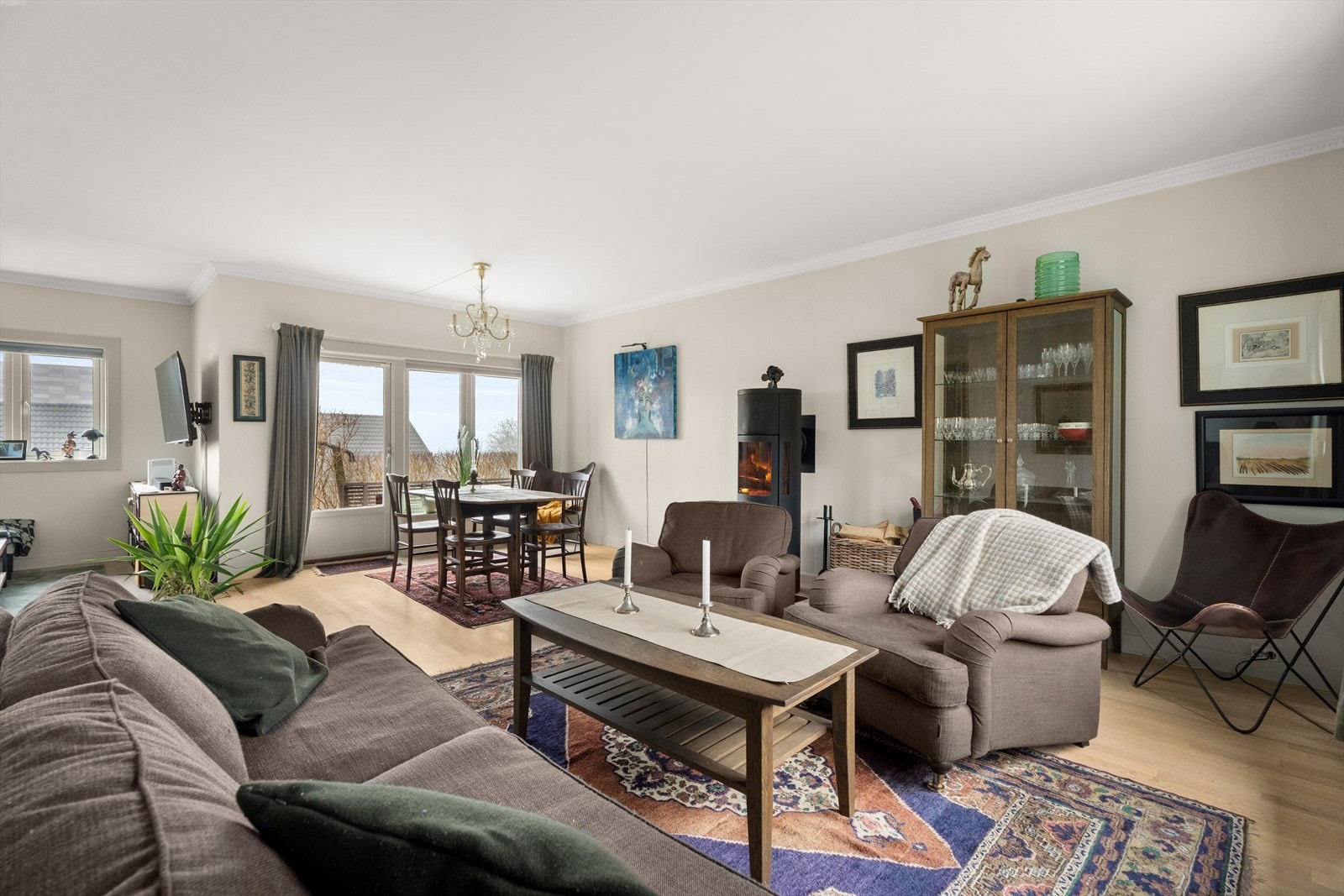 En vedovn fra 2011, plassert på en brannsikker plate, gir både varme og en hyggelig atmosfære. Galleribilde