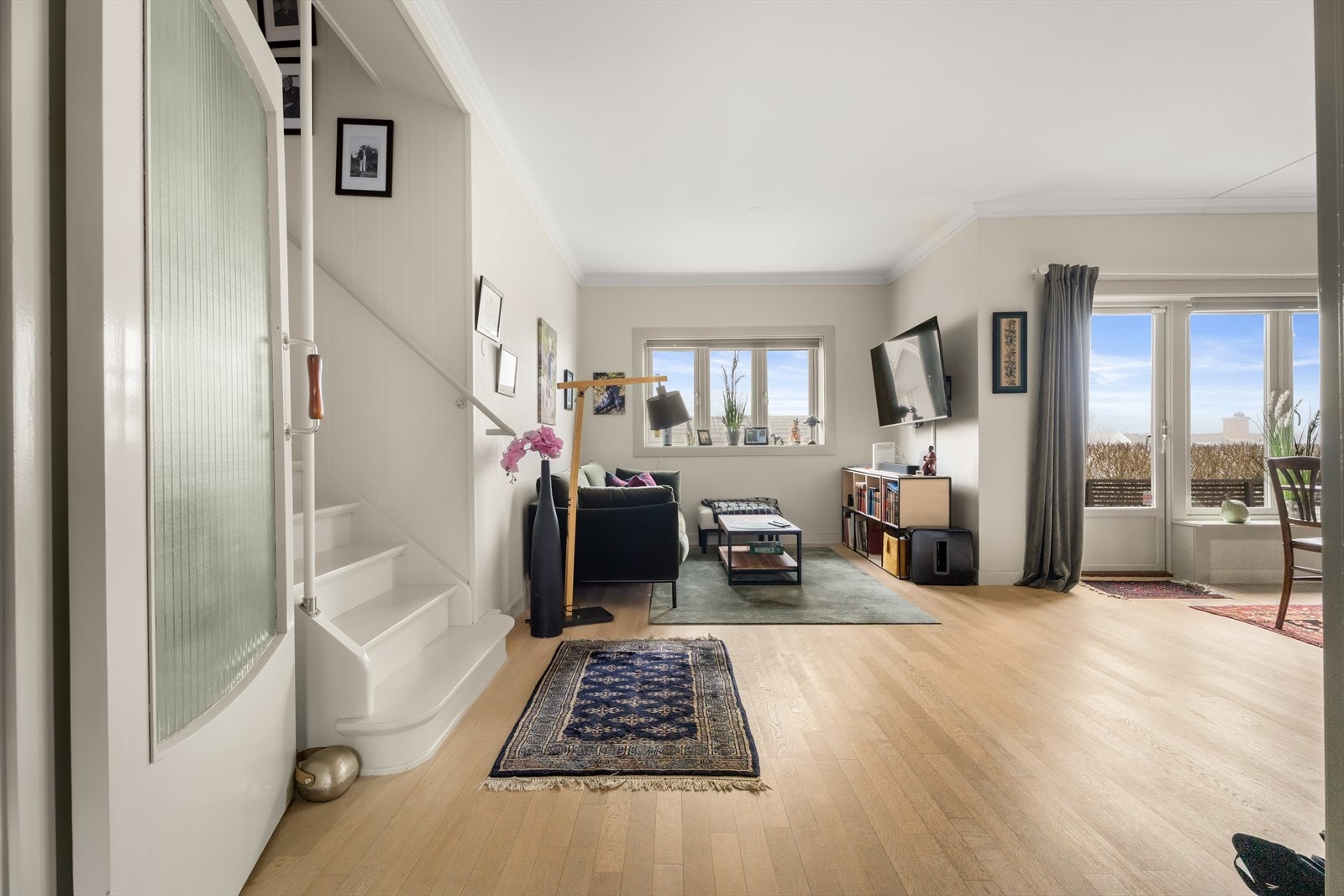 Stuen er et lyst og åpent rom med plass til flere møbleringssoner. Galleribilde