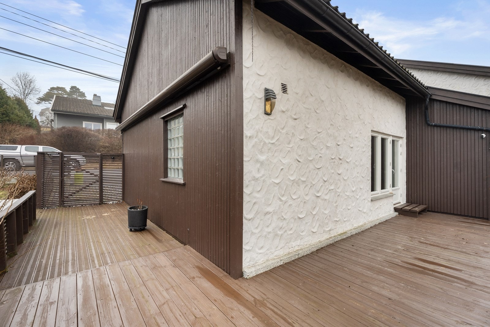 Uteområdet er pent opparbeidet og binder sammen de ulike delene av eiendommen. Her er det også montert en 6,5 meter bred elektrisk markise. Galleribilde