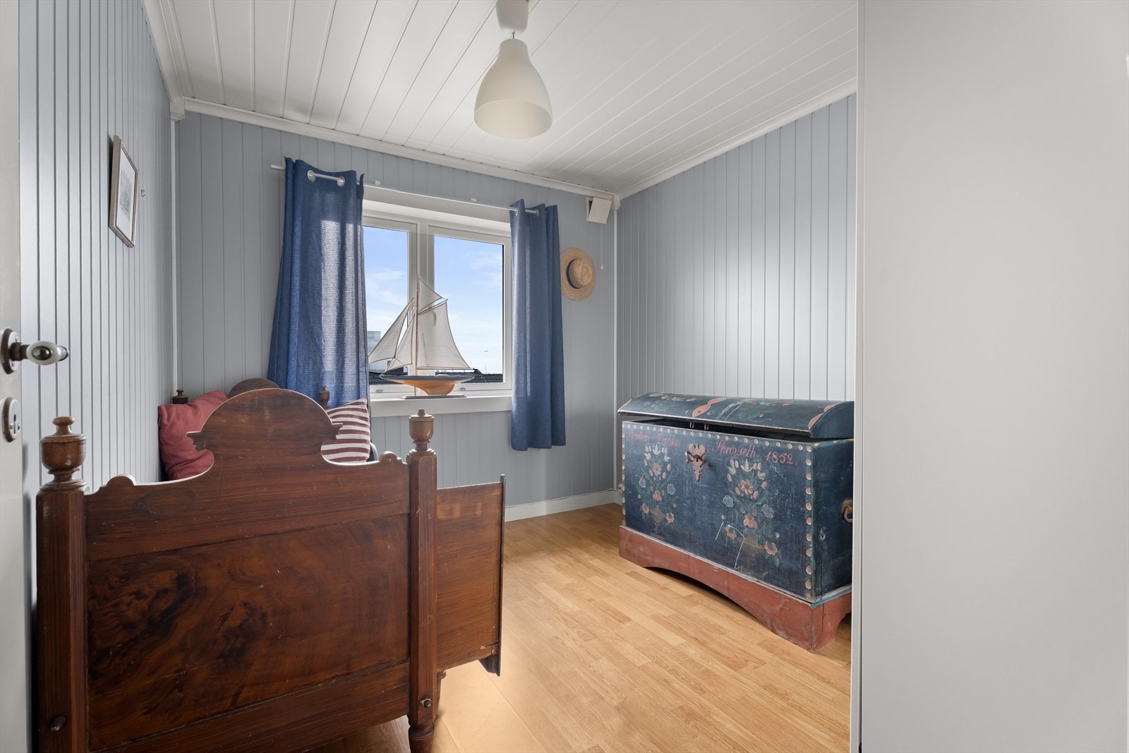 Det andre soverommet i etasjen har god plass til seng og oppbevaringsmøbler. Galleribilde