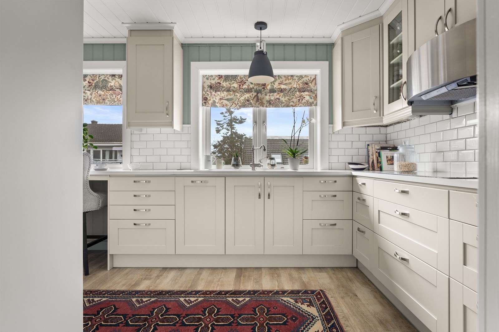 Kjøkkenet ble oppgradert i 2020 med lyse, profilerte fronter og en elegant steinbenkeplate. Galleribilde