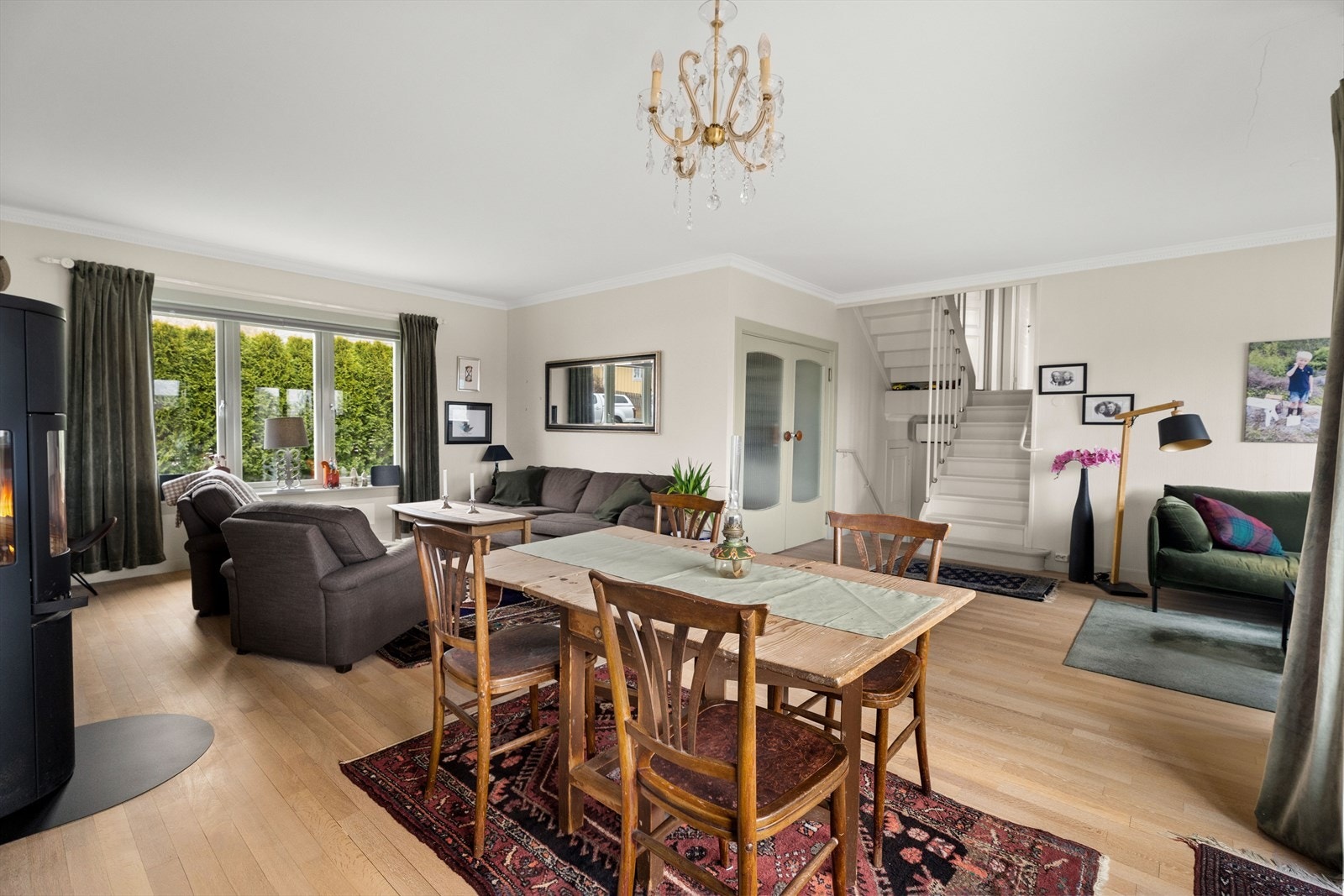 Den smarte planløsningen gir rom for både en TV-krok og en egen peisestue. Galleribilde