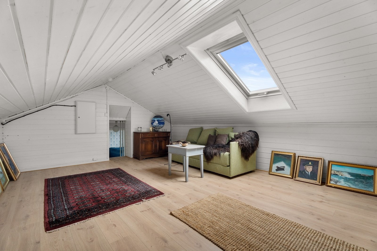 En luft-til-luft varmepumpe fra 2022 er plassert i trappeoppgangen til loftet. Galleribilde