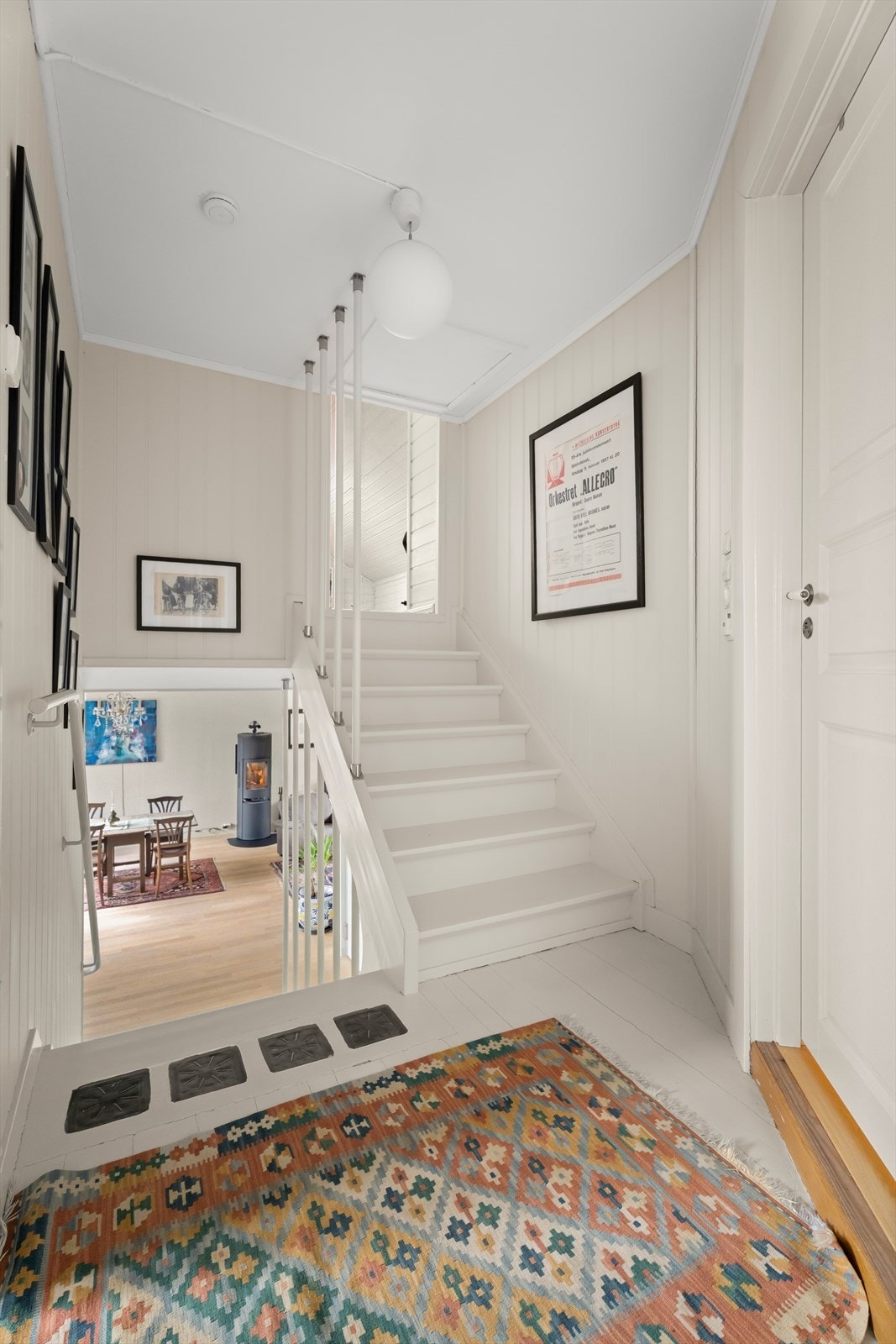 Fra trapperommet ser man ned mot stuen, noe som understreker den åpne romfølelsen. Galleribilde