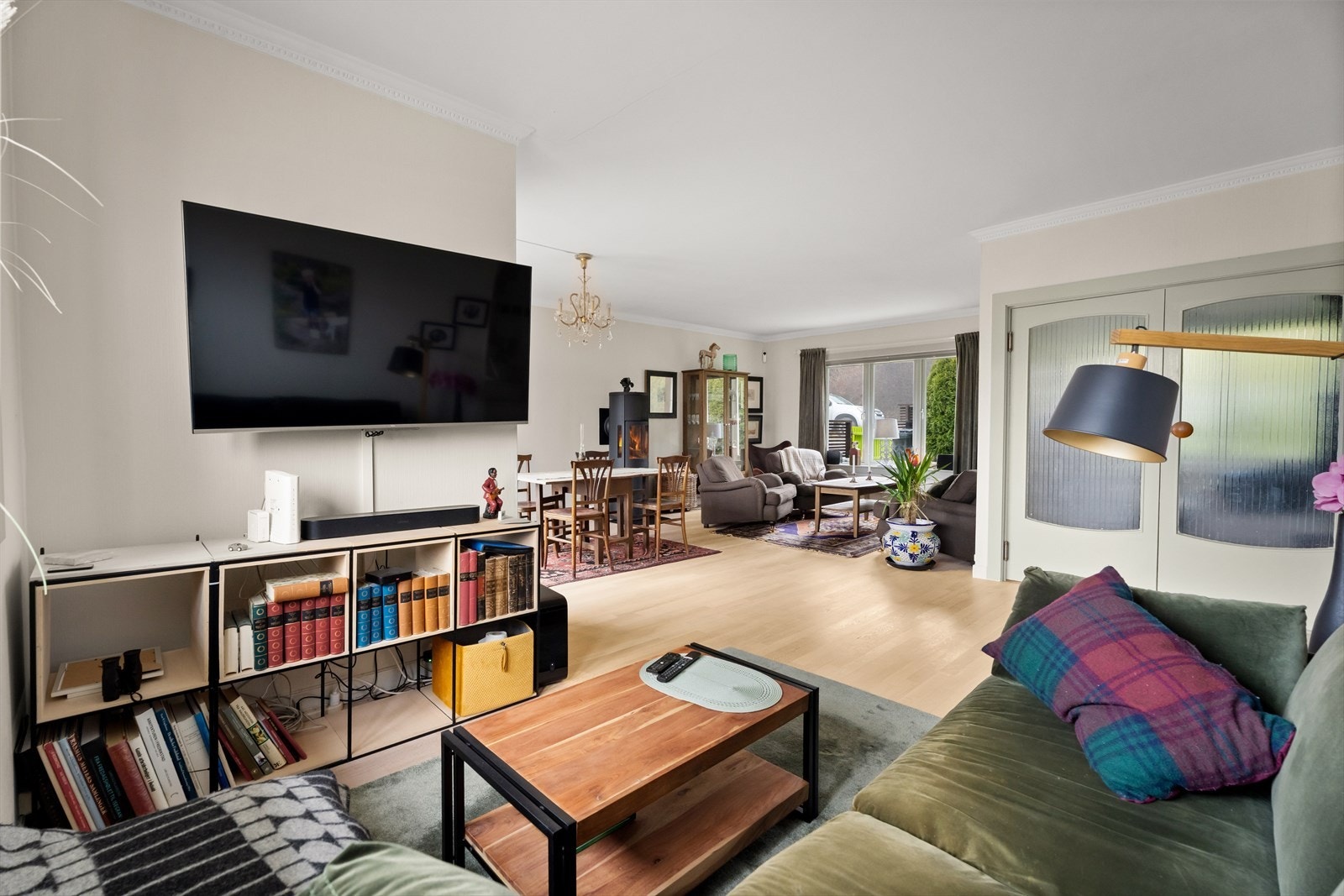 Fra TV-kroken ser man tilbake mot spisestuen og resten av oppholdsrommet. Galleribilde