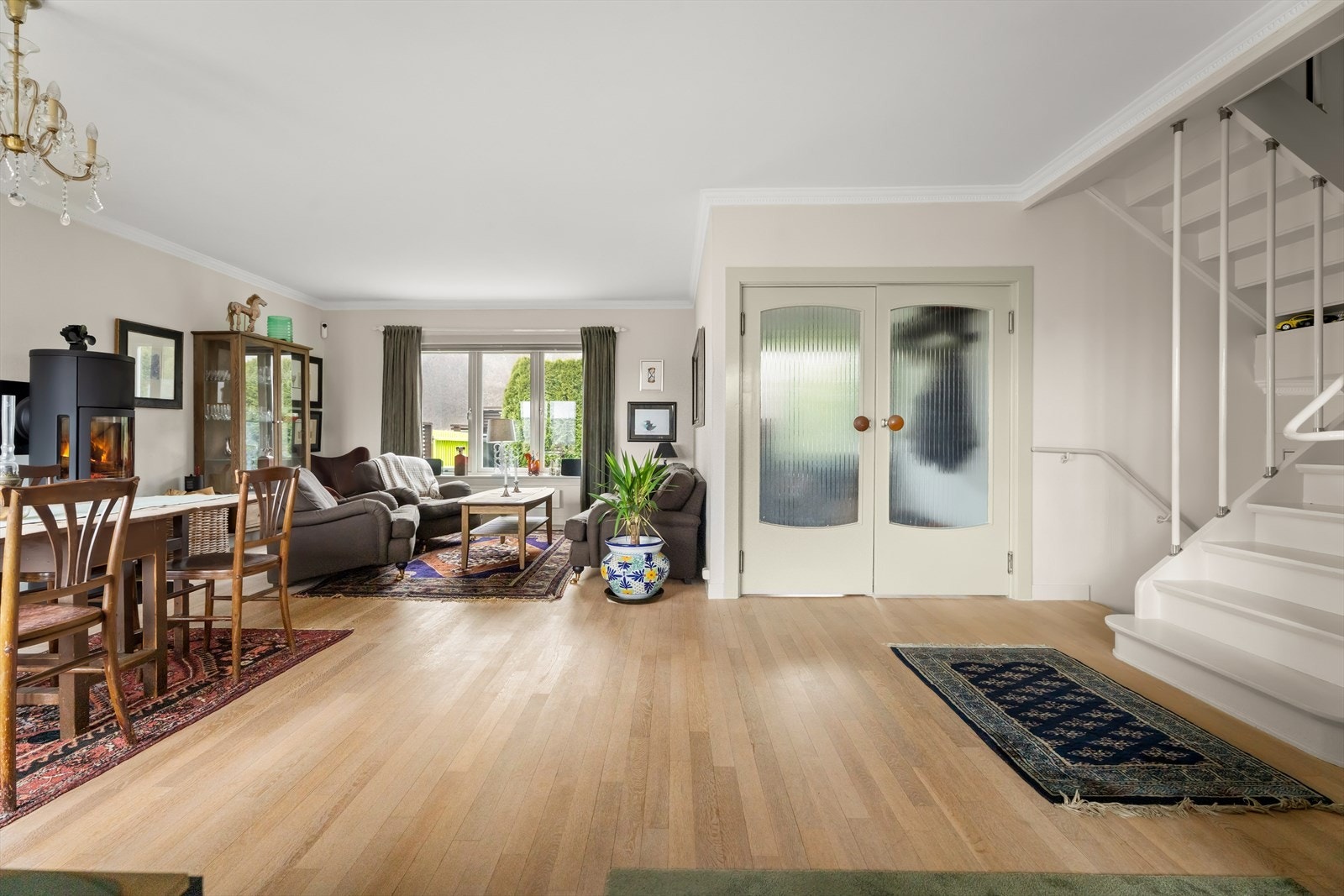 Den malte tretrappen binder de ulike nivåene i boligen sammen. Galleribilde