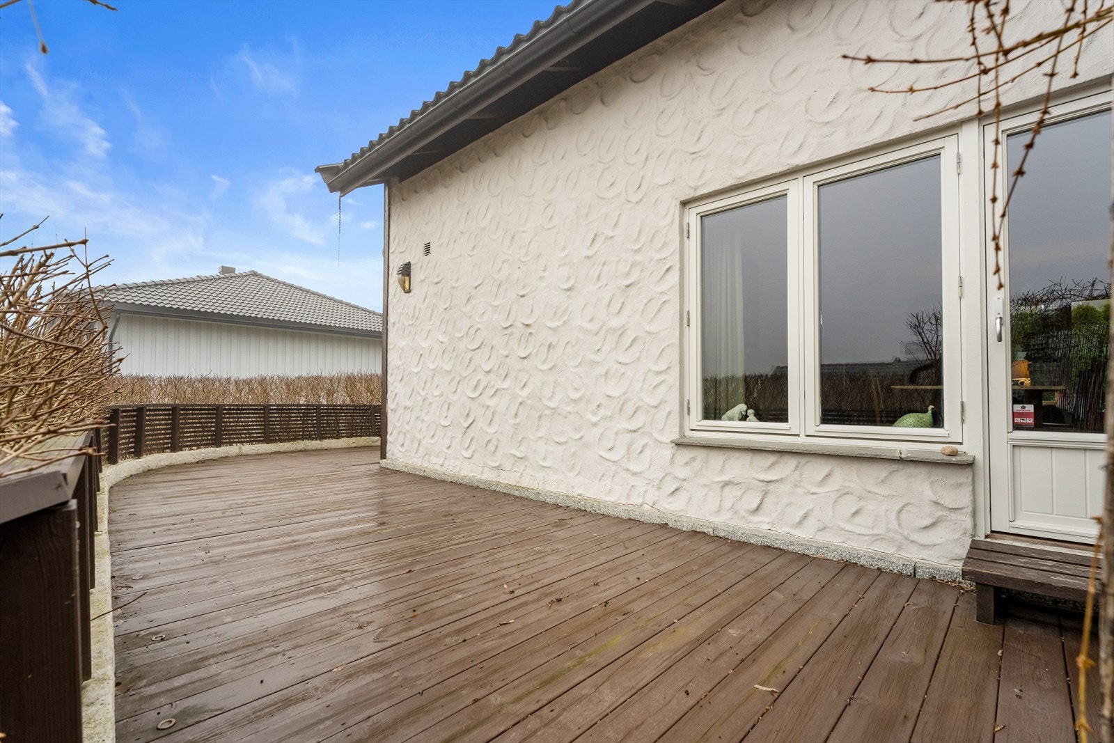 Yttervegger av pusset og malt betong, kombinert med stående kledning. Galleribilde