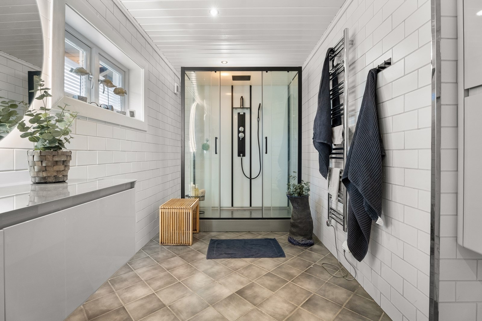 Her er det elektrisk gulvvarme for økt komfort. Utstyret til gulvvarmen ble byttet i 2019. Galleribilde