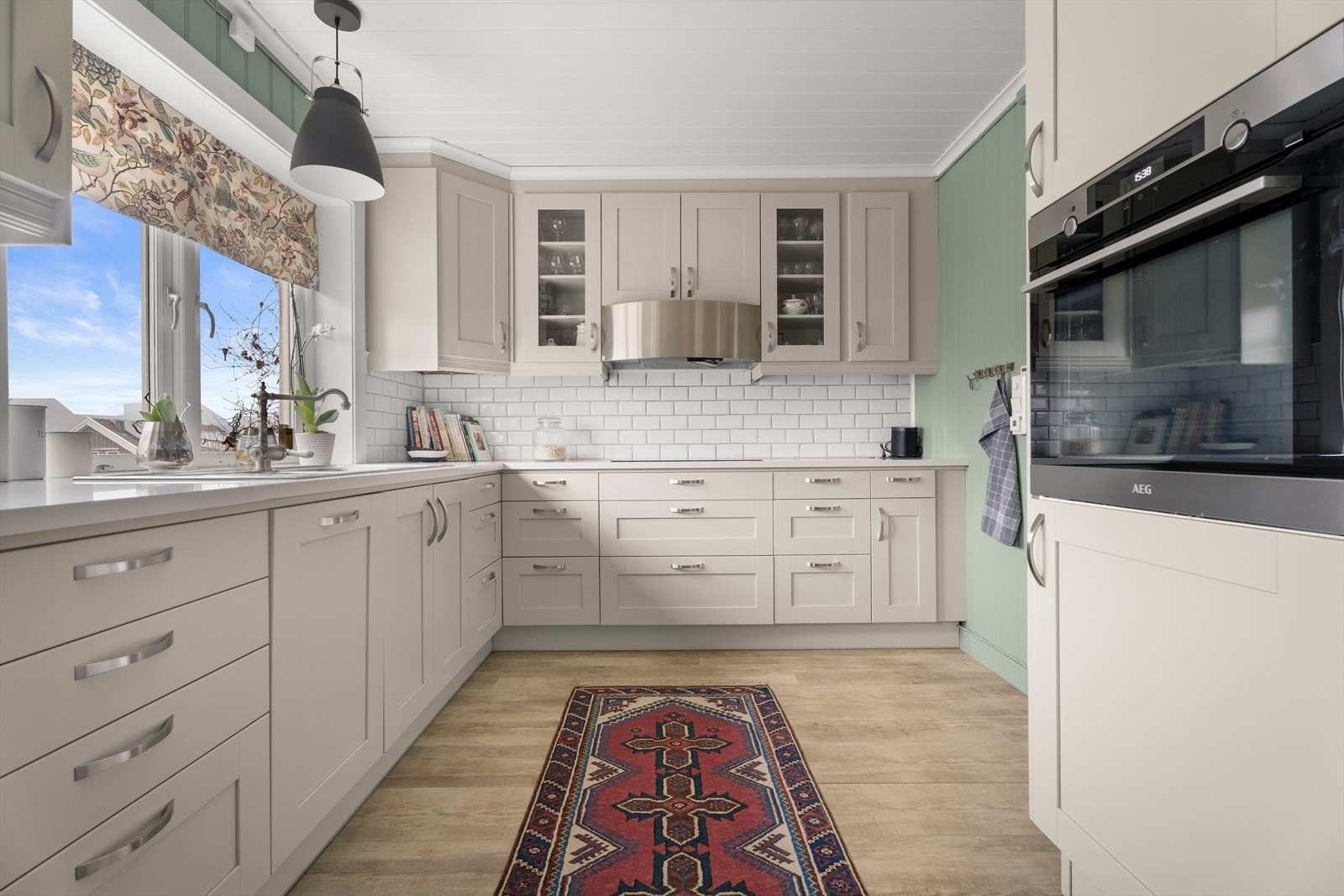 Kjøkkenet er utstyrt med integrert komfyr, induksjonstopp og oppvaskmaskin. Galleribilde