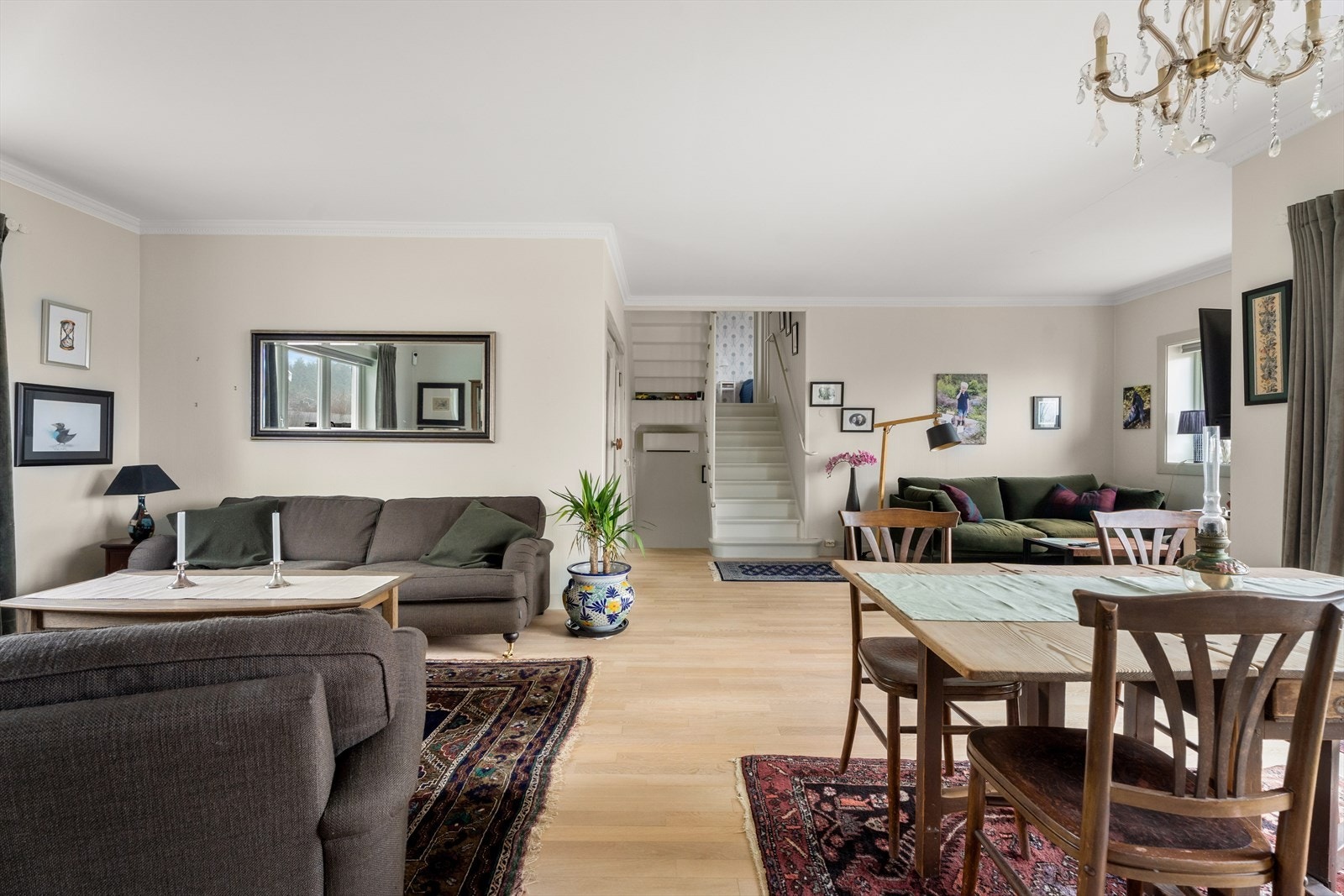 Gjennomgående laminat- og tregulv i oppholdsrommene gir et helhetlig inntrykk. Galleribilde