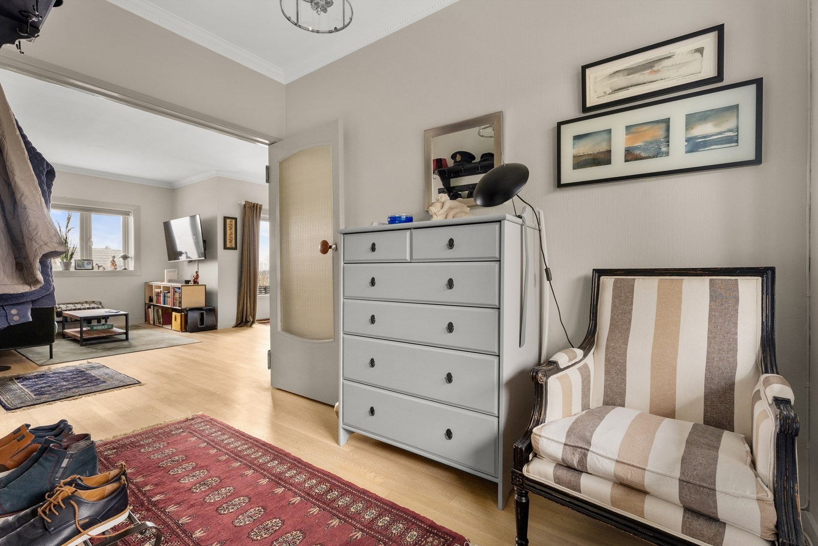 Videre fra gangen kommer man inn i den romslige stuen. Galleribilde