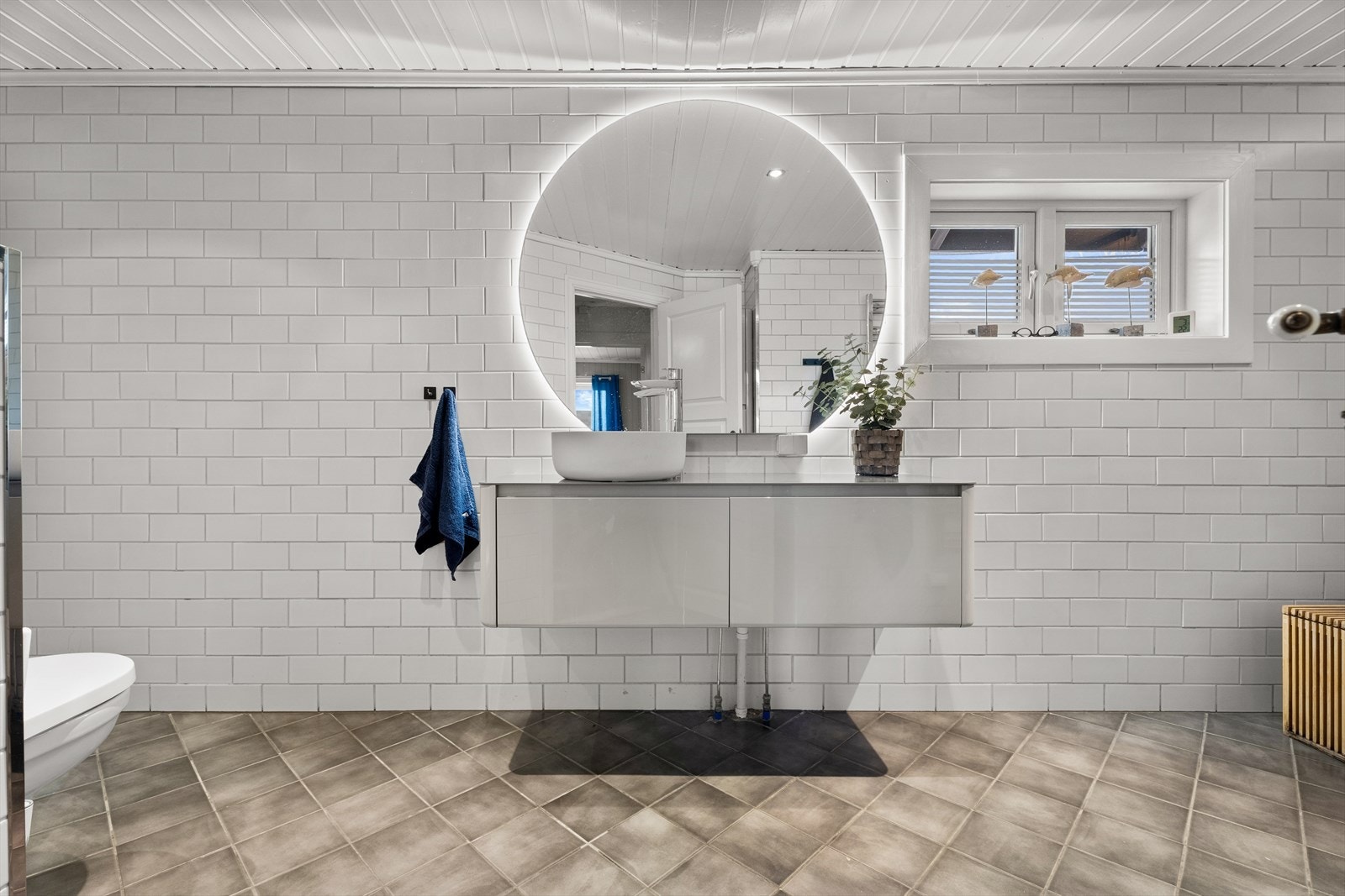 Badet i andre etasje ble pusset opp i 2006 og har fliser på gulv og vegger. Galleribilde