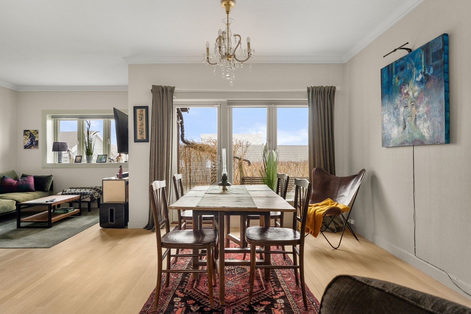 Fra spisestuen er det direkte utgang til en stor, sørøstvendt terrasse på ca. 37 m². Galleribilde