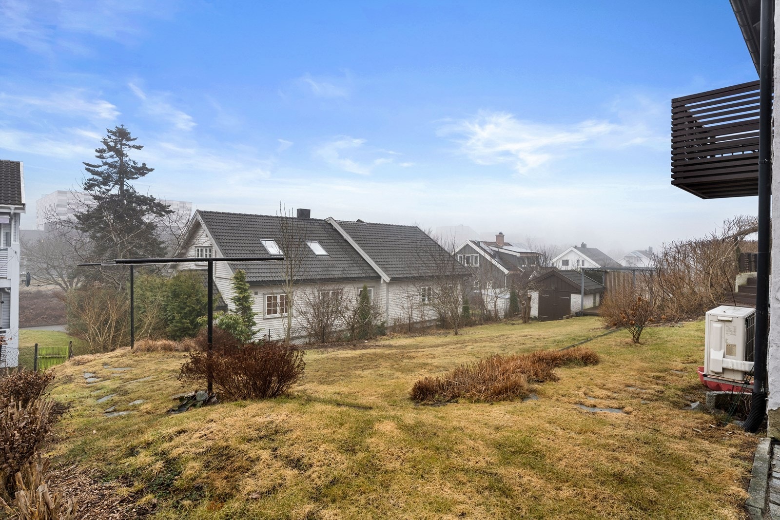 Eiendommen ligger i et etablert og rolig boligområde, med kort vei til skoler og barnehager. Galleribilde