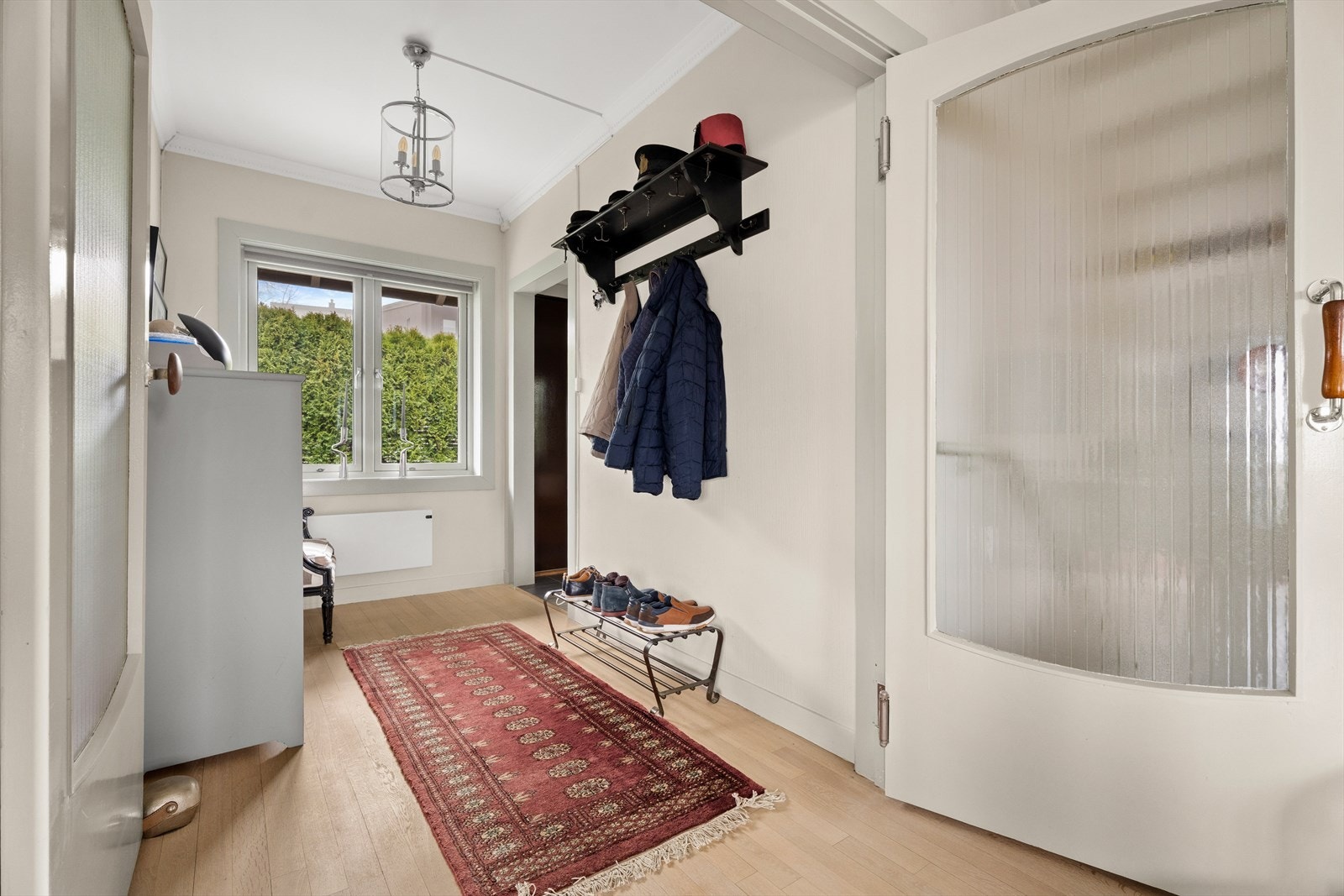 Fra gangen åpner boligen seg opp med en planløsning fordelt på halvetasjer. Galleribilde