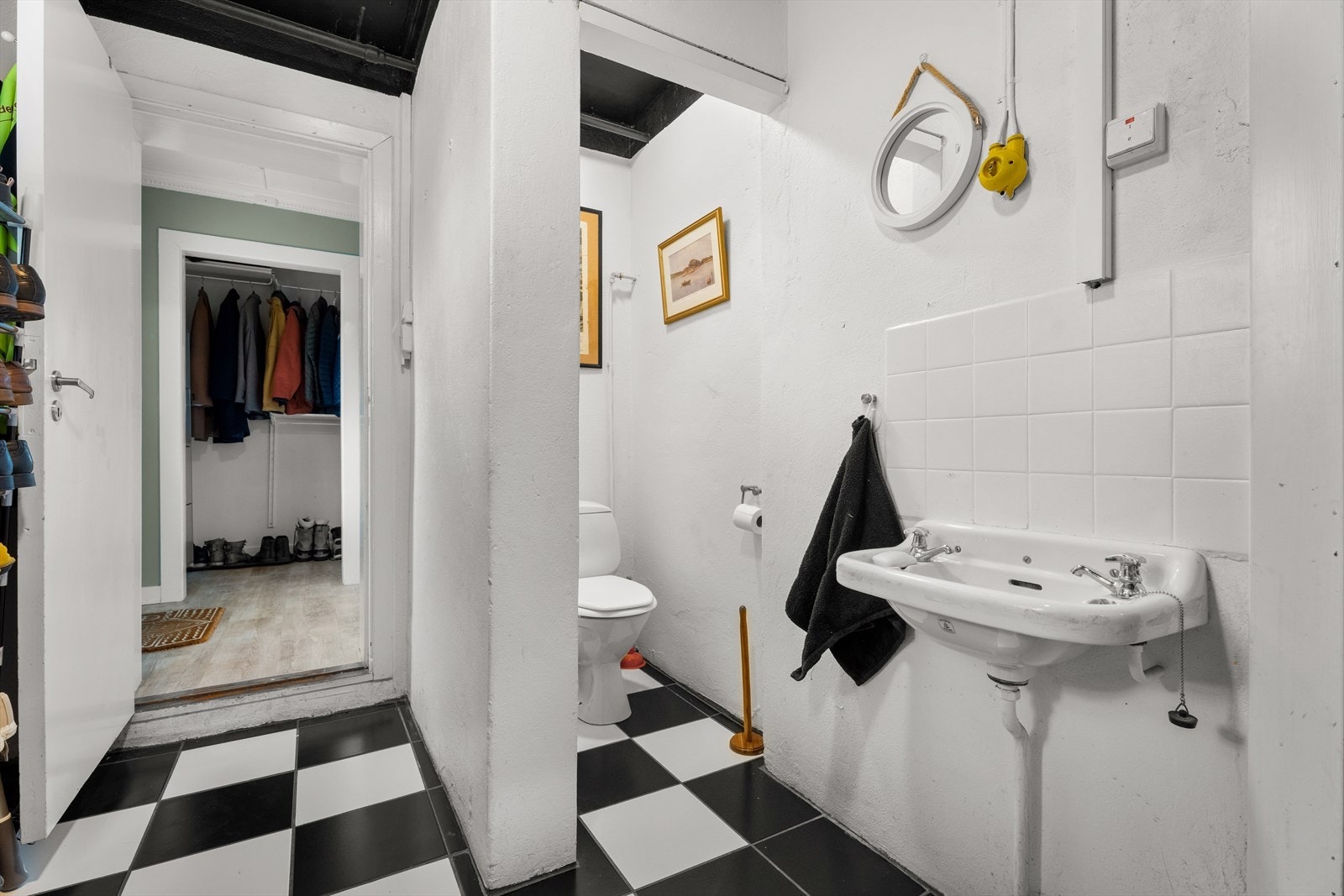 Praktisk toalettrom i underetasjen, i tilknytning til vaskerommet. Galleribilde