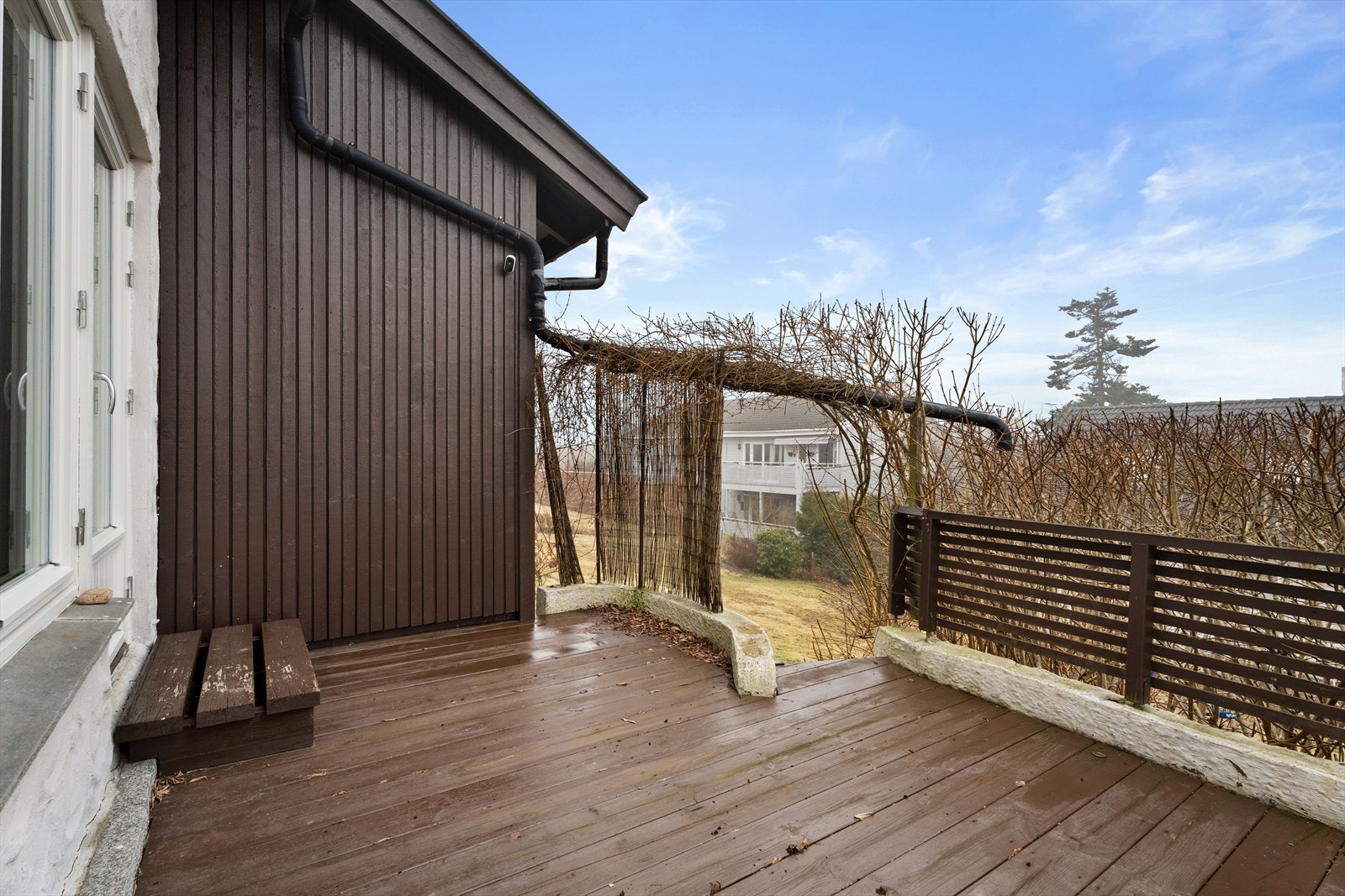 En del av den store terrassen utenfor stuen. Galleribilde