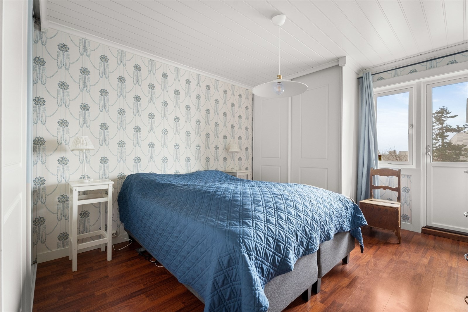 Hovedsoverommet har direkte utgang til en egen, sørøstvendt terrasse på ca. 2 m². Galleribilde