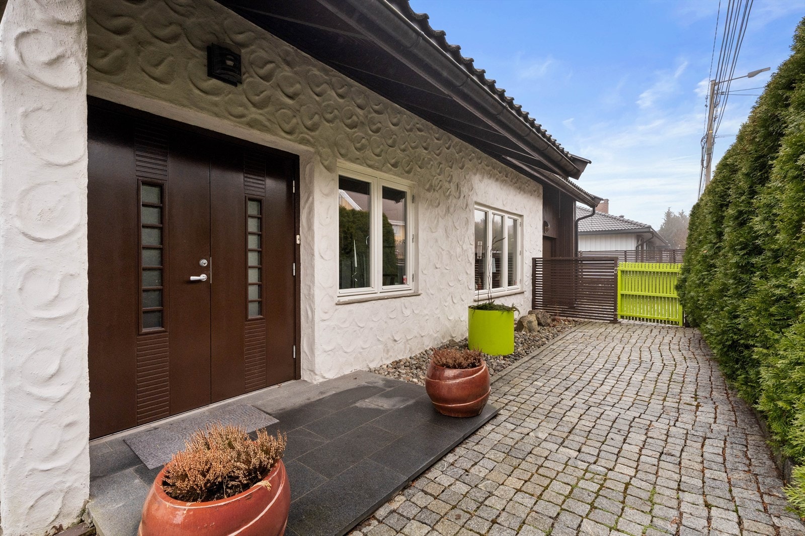 DNB Eiendom v/Michael A. Meyer (Tlf. 48062870) presenterer Ilaveien 81! - En innbydende, tofløyet inngangsdør ønsker velkommen til boligen. Galleribilde