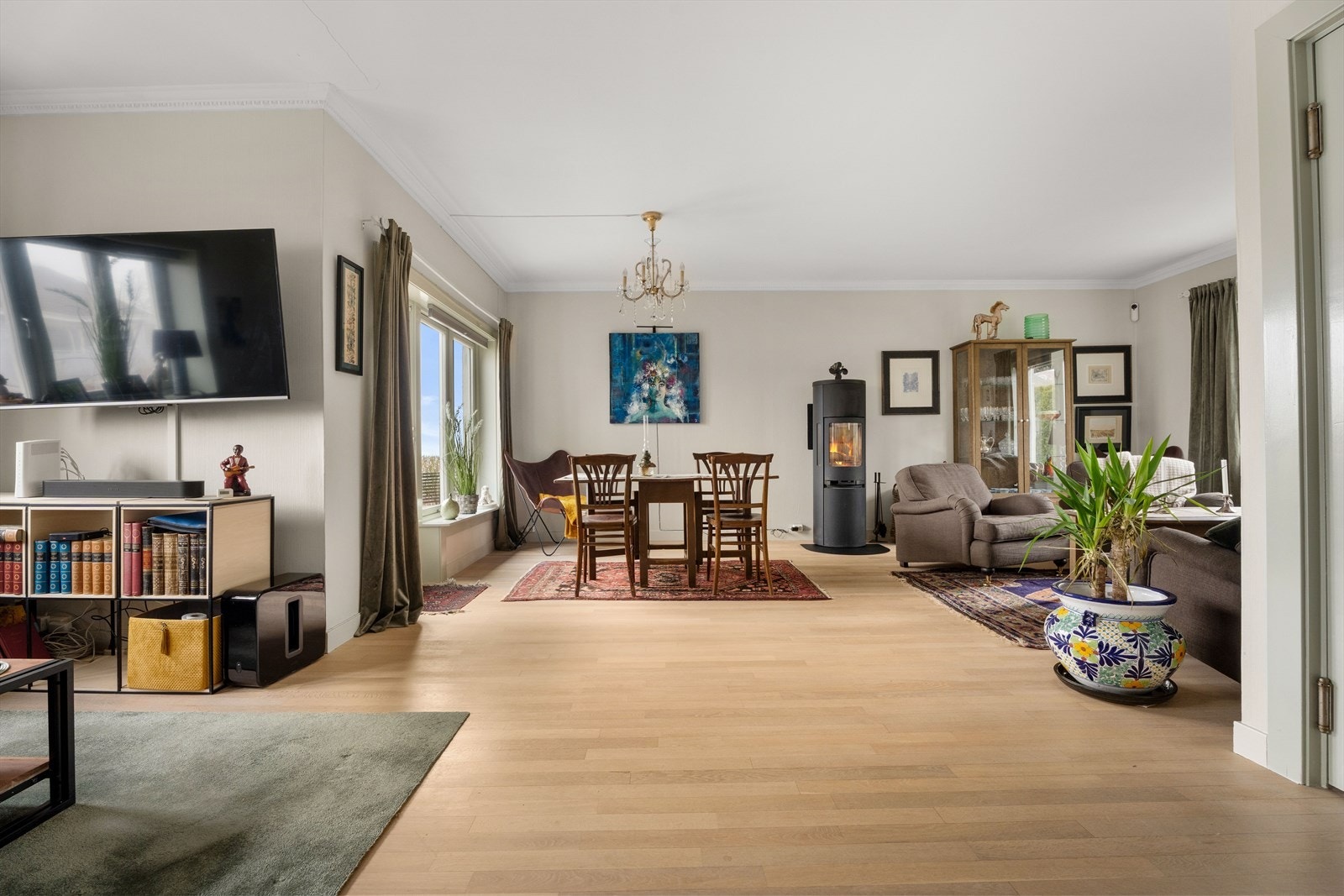 En oversikt over det store allrommet som utgjør stue og spisestue. Galleribilde