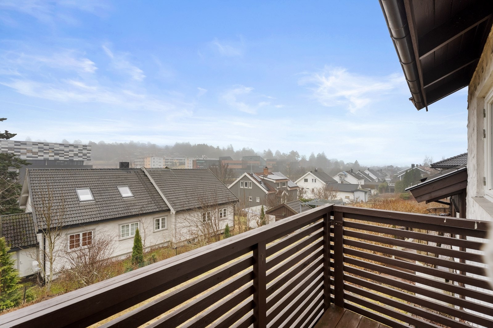 Fra terrassen ved soverommet er det utsikt over det etablerte nabolaget. Galleribilde