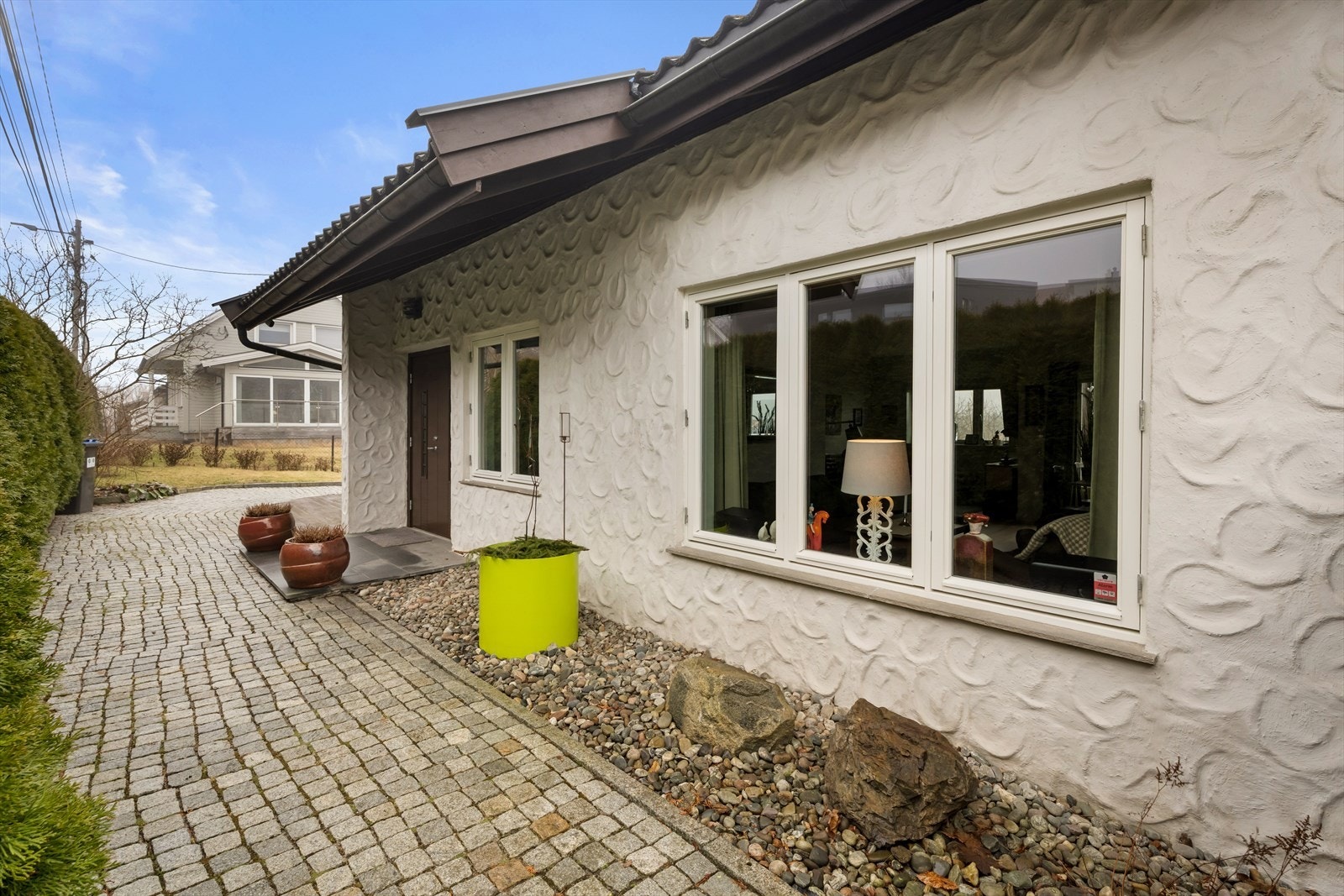 Detalj av fasaden ved inngangspartiet. Taket ble fornyet med betongstein i 2015. Galleribilde