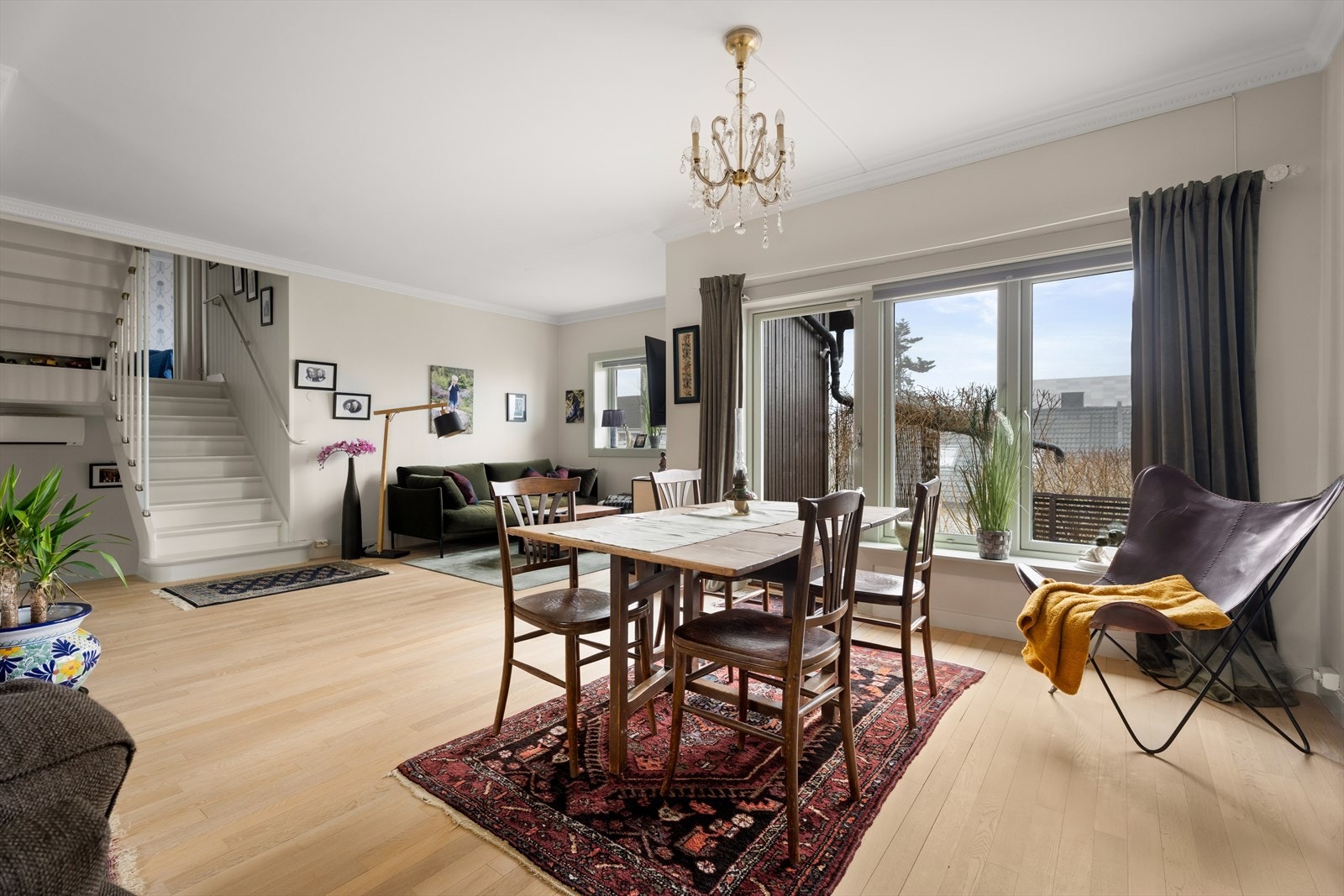 Store vindusflater med 2-lags glass fra 2006 slipper inn rikelig med dagslys. Galleribilde