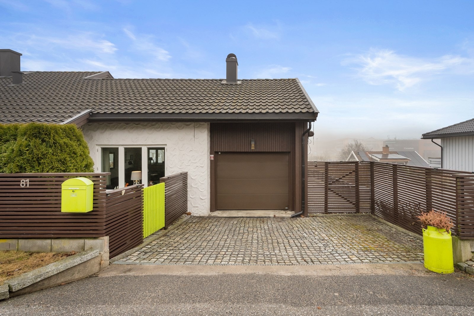 Enebolig fra 1957 med integrert garasje og pent opparbeidet, steinbelagt gårdsplass. Galleribilde