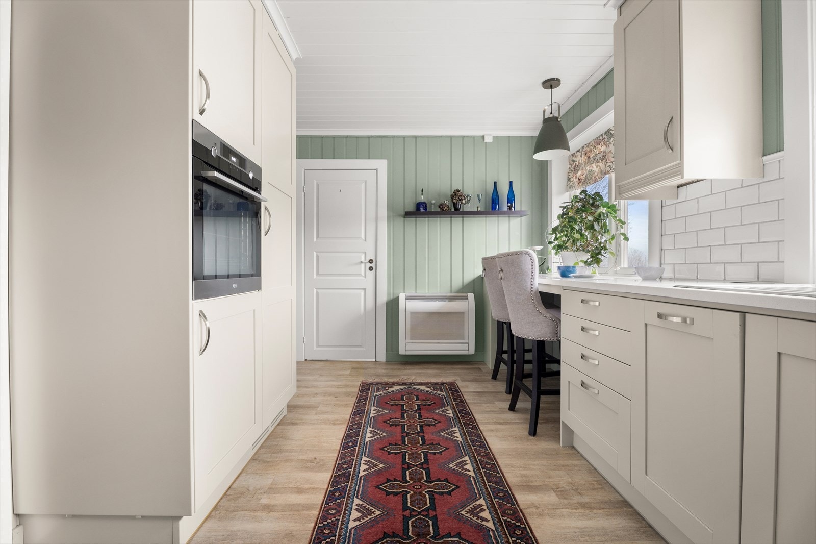 En luft-til-luft varmepumpe fra 2018 sørger for effektiv oppvarming av rommet. Galleribilde