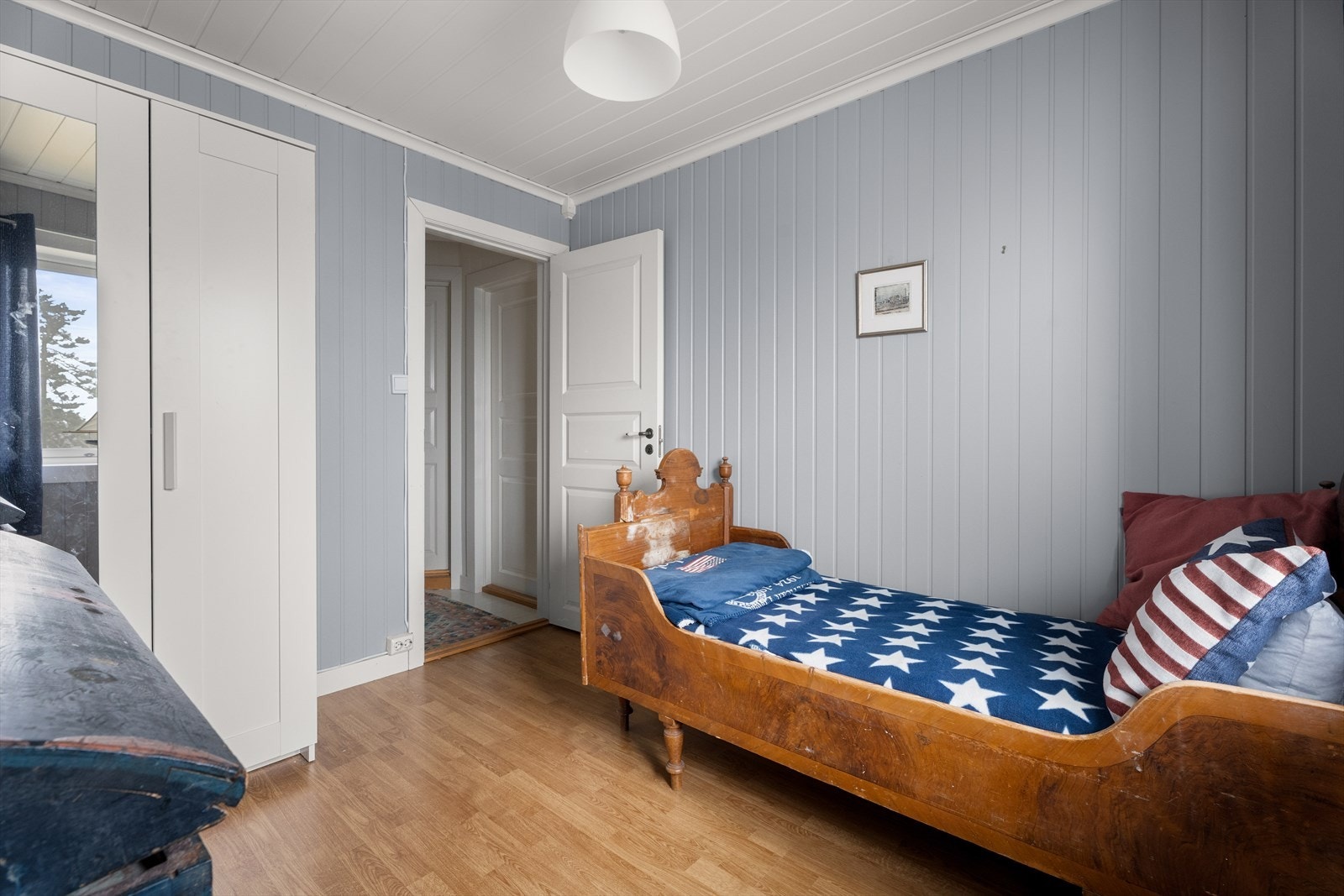 Soverommene har panel i taket og laminat på gulvet. Galleribilde