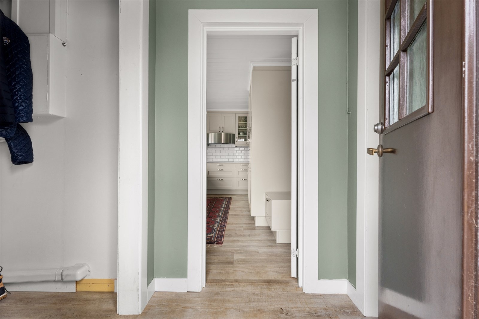 Fra gangen i underetasjen er det inngang til kjøkkenet. Galleribilde